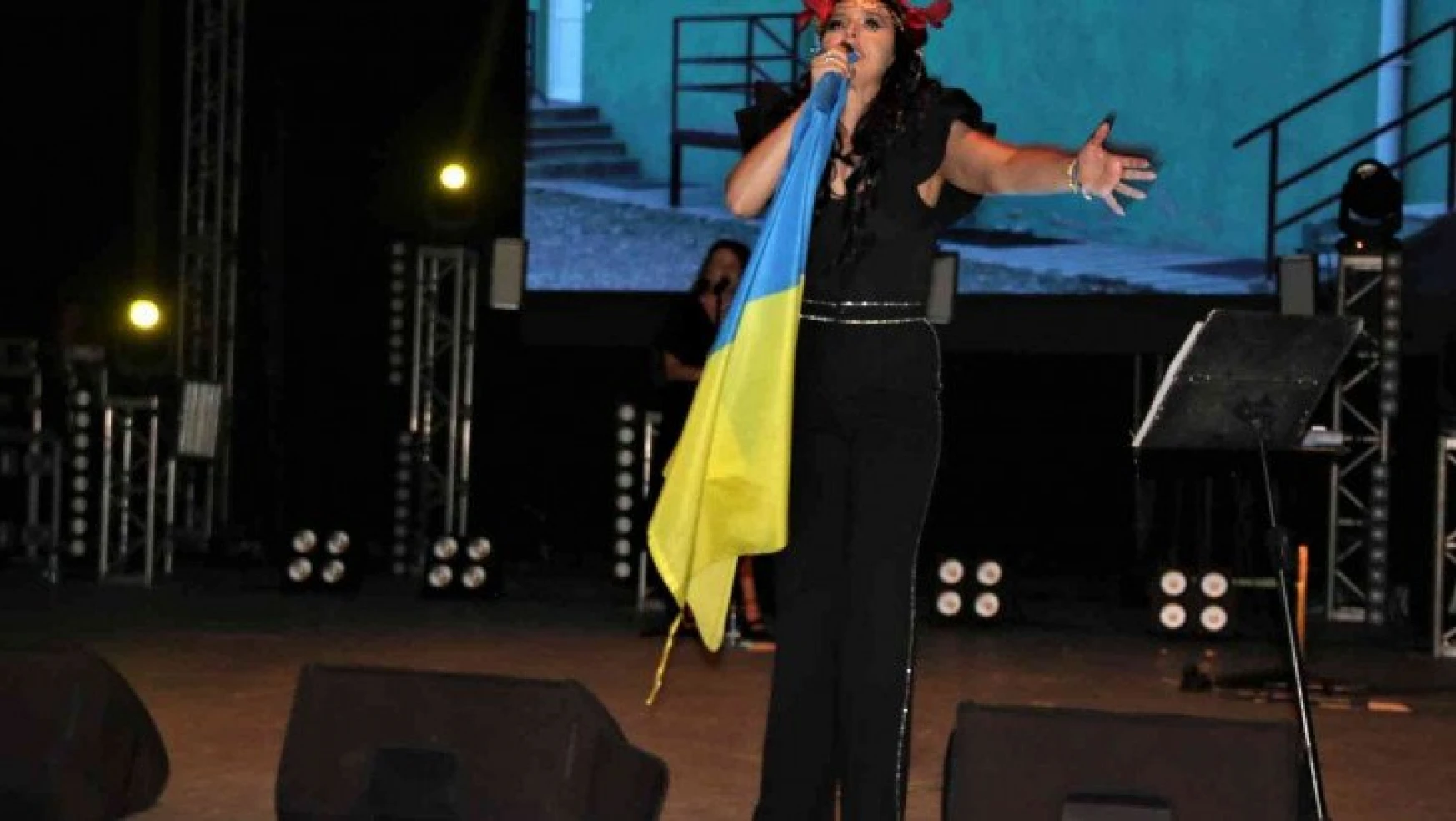 Antalya'da Ukraynalı çocuklar için sahneye çıkan şarkıcı Jamala'dan Bayraktar teşekkürü