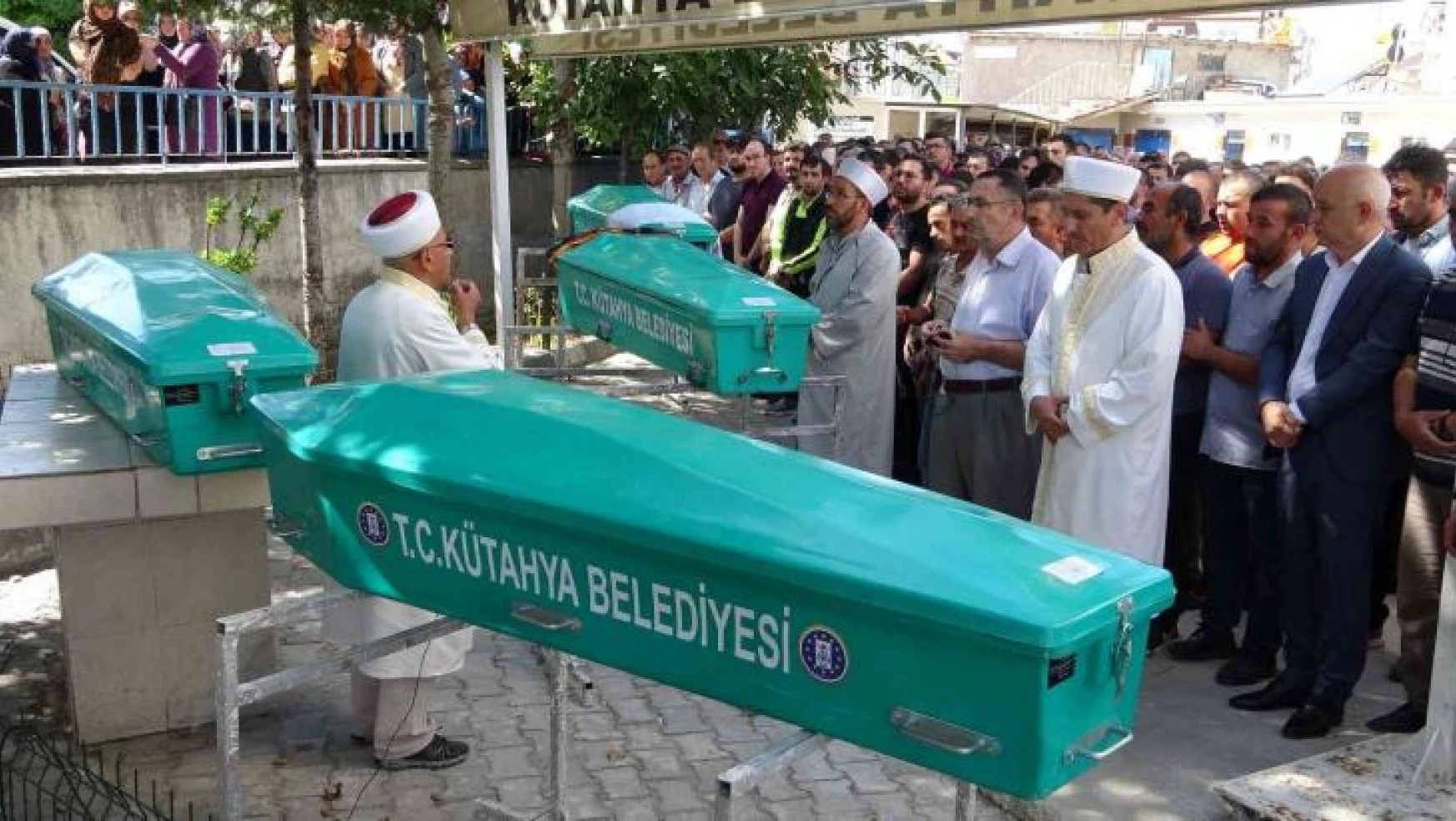 Antalya'daki trafik kazasında ölen 4 kişi Kütahya'da toprağa verildi