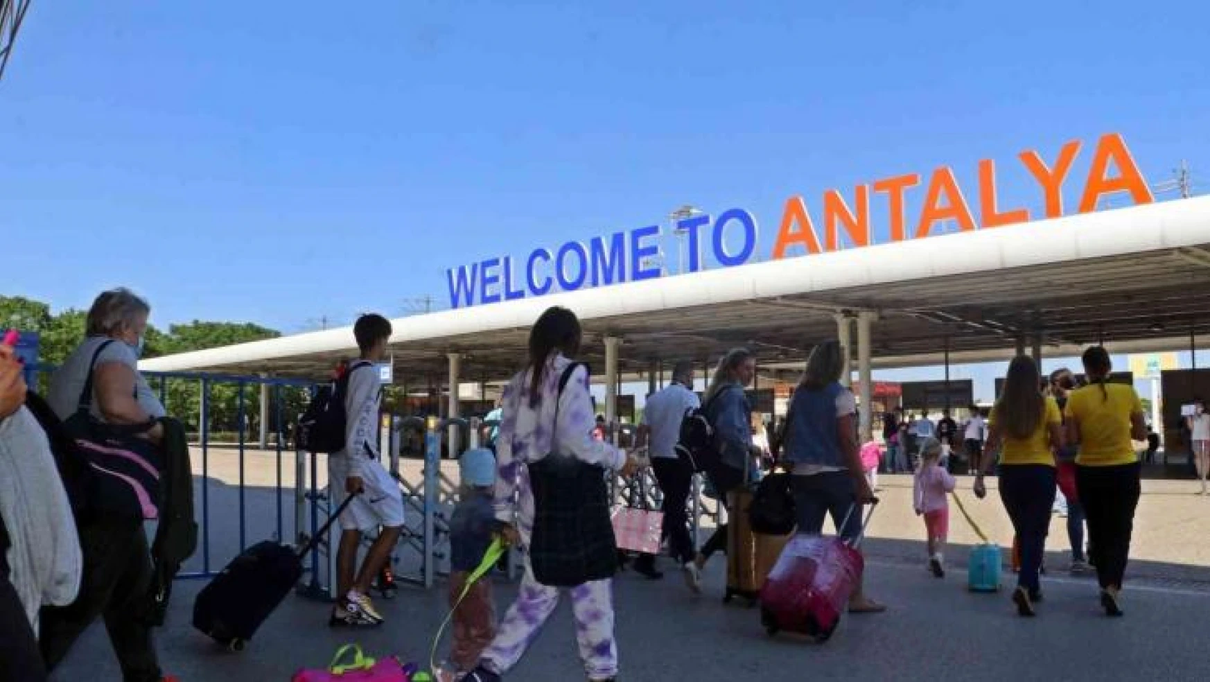 Antalya Havalimanından rekor: Bir günde 1003 uçak inip kalktı