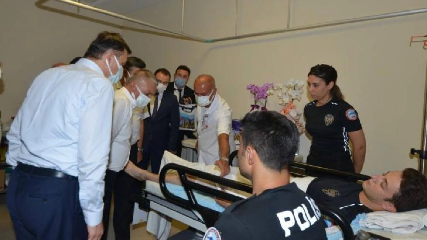 Antalya Valisi ihbara gittikleri adreste ayaklarından vurulan polisleri ziyaret etti