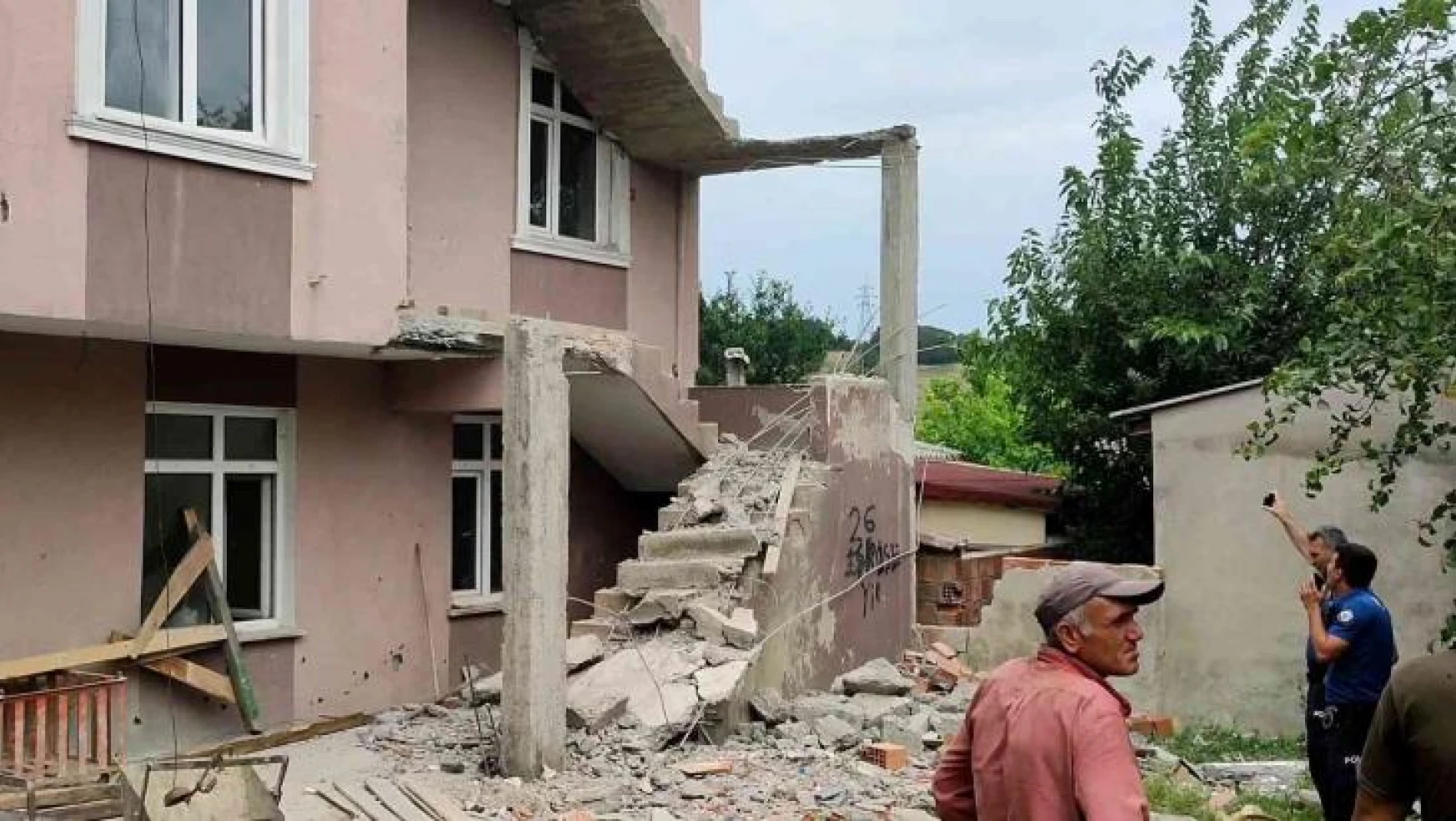 Arnavutköy'de binanın tadilatı sırasında merdiven çöktü: 1 işçi yaralandı