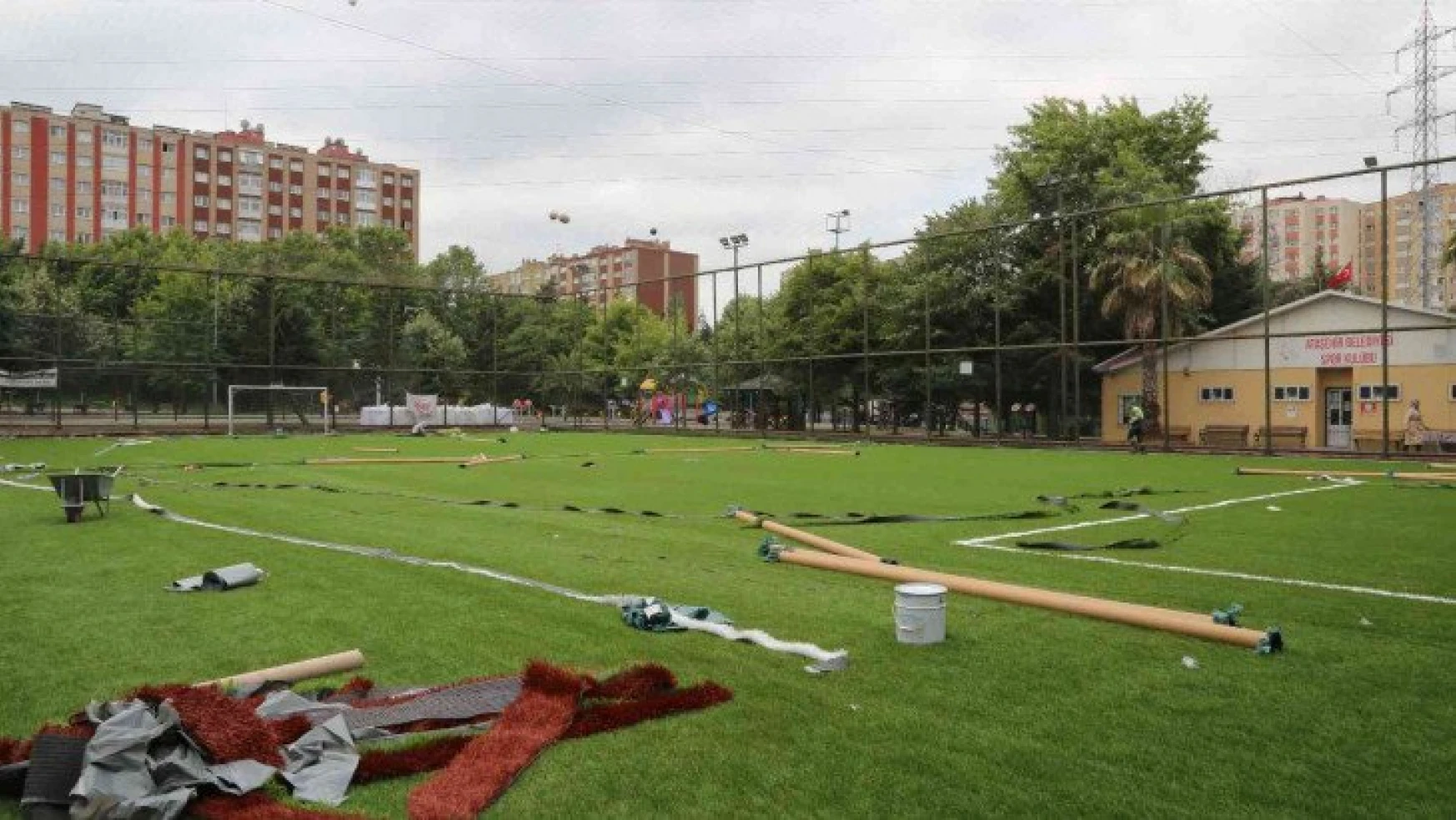 Ataşehir'de 'Şehit Öğretmen Hüseyin Ağırman Parkı Futbol Sahası' yepyeni bir görünümüne kavuştu