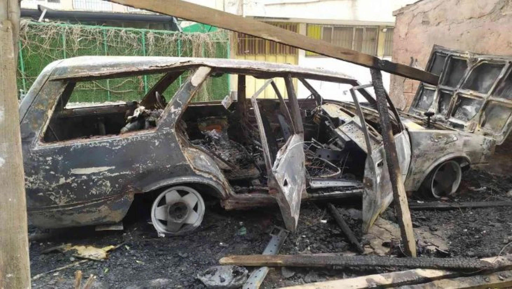 Bağcılar'da park halindeki otomobil alev alev yandı