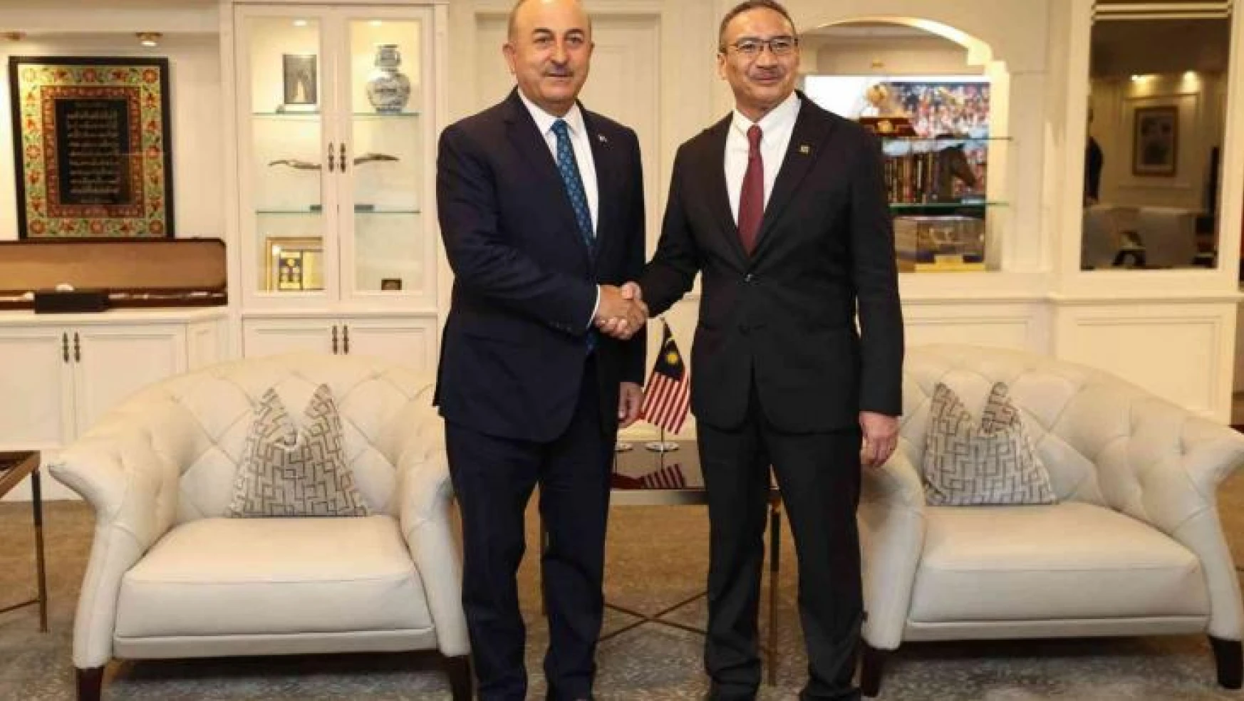 Bakan Çavuşoğlu, Malezya Kıdemli Savunma Bakanı Hussein ile görüştü