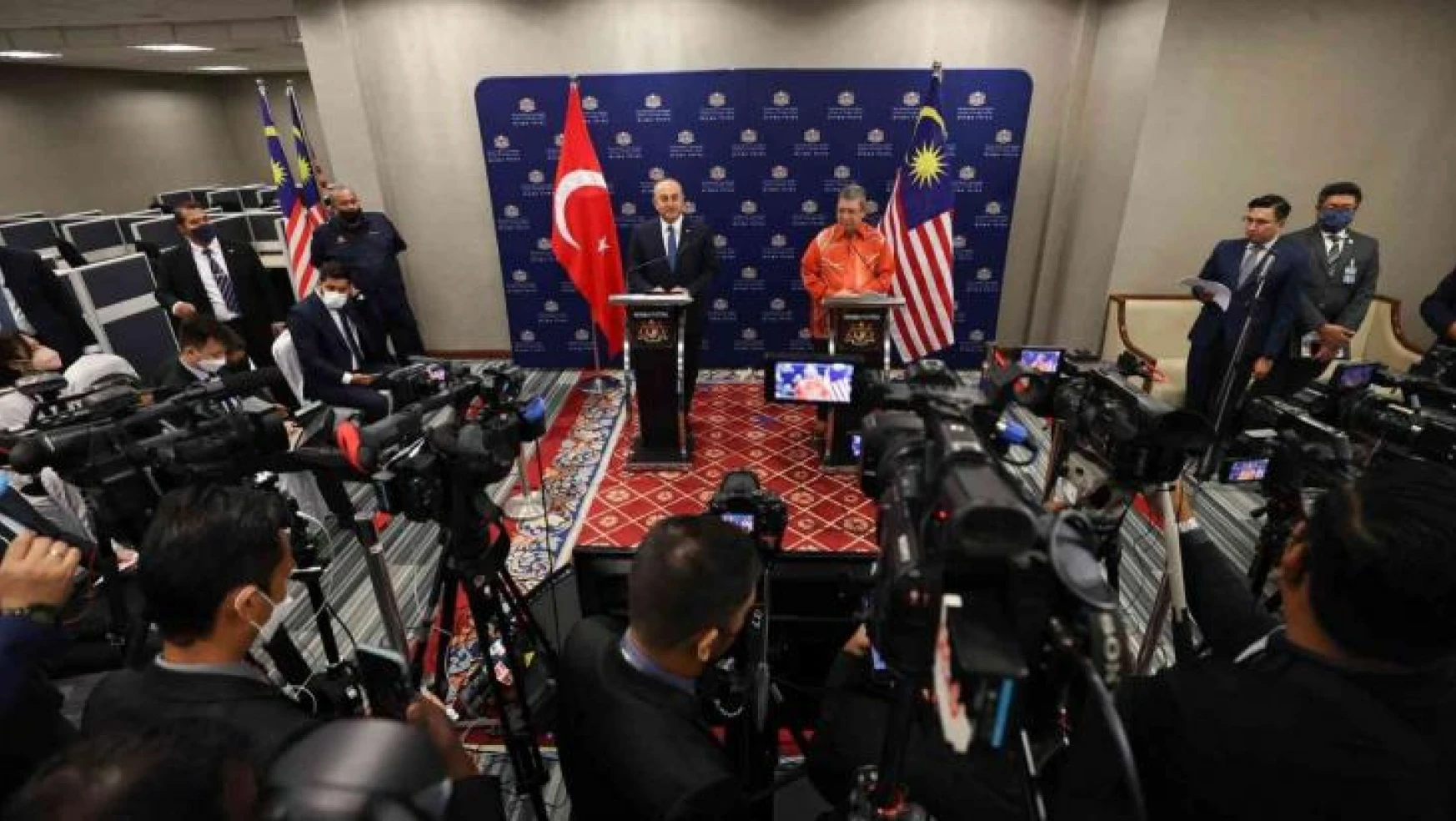 Bakan Çavuşoğlu, Malezyalı mevkidaşı Abdullah ile görüştü