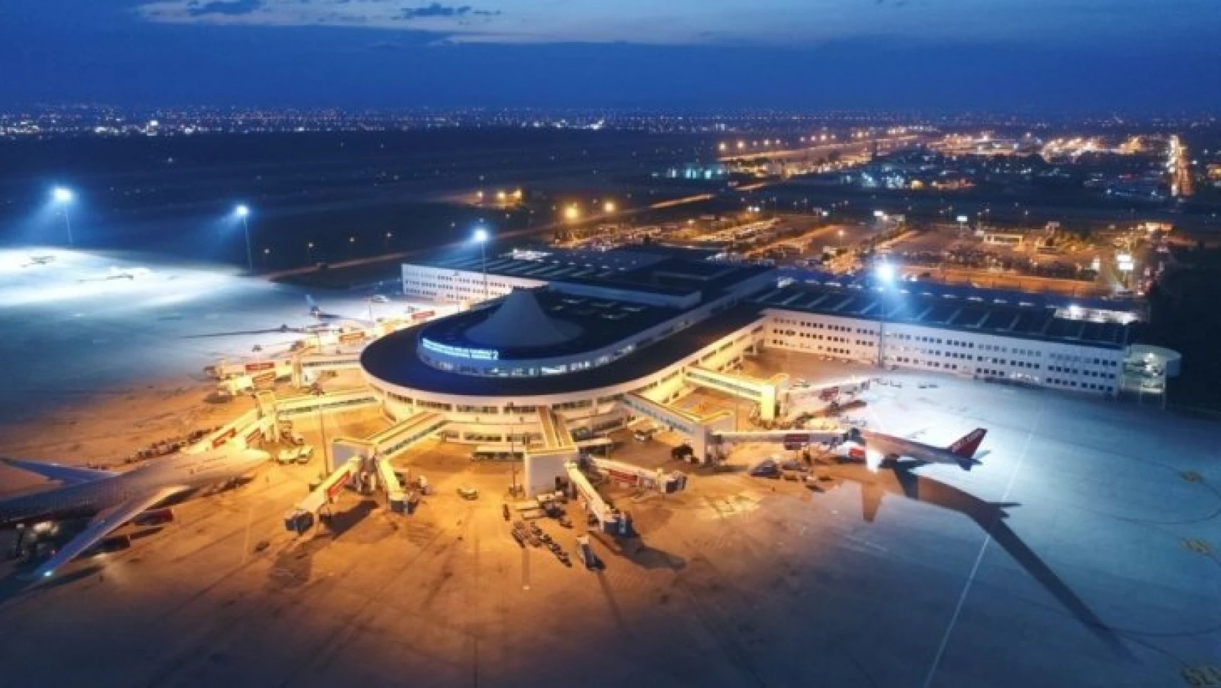 Bakan Karaismailoğlu: 'Antalya Havalimanı'nda bin 34 uçak trafiği ile rekor tazelendi'
