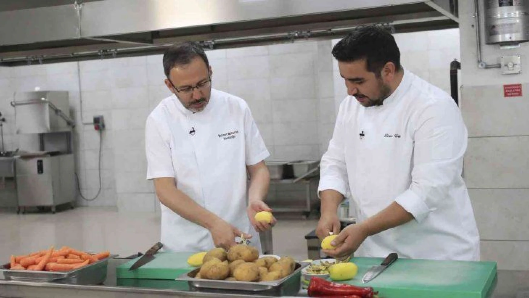 Bakan Kasapoğlu mutfağa girdi, gençlere iftar menüsü hazırladı