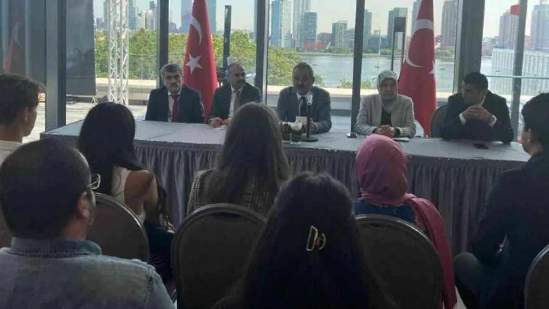 Bakan Özer, New York'ta Türk öğrenciler ve eğitim ataşeleriyle buluştu
