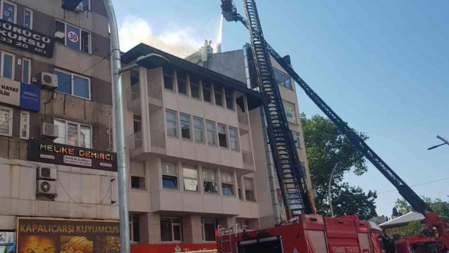 Bakırköy'de iş hanının çatısında korkutan yangın