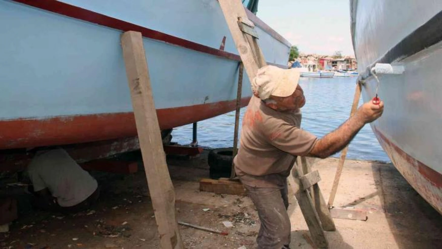 Balıkçılar yeni av sezonuna teknelerine bakım yaparak hazırlanıyor