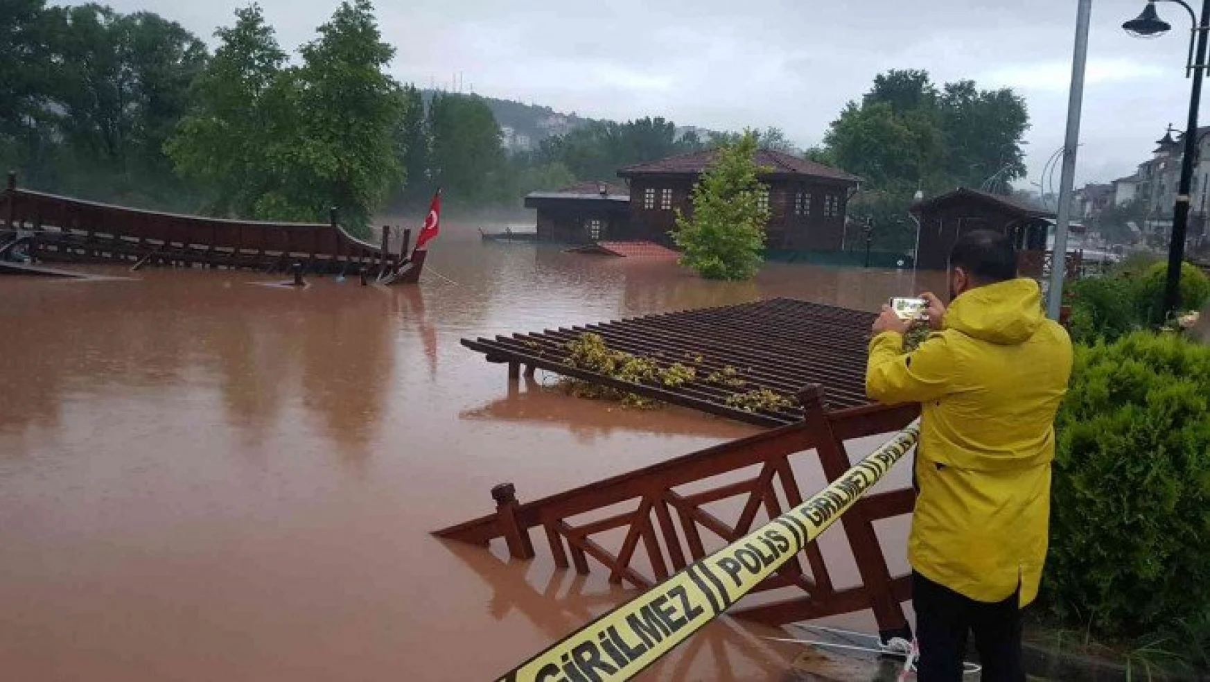 Bartın'da ırmak taştı, şehir merkezi sular altında kaldı