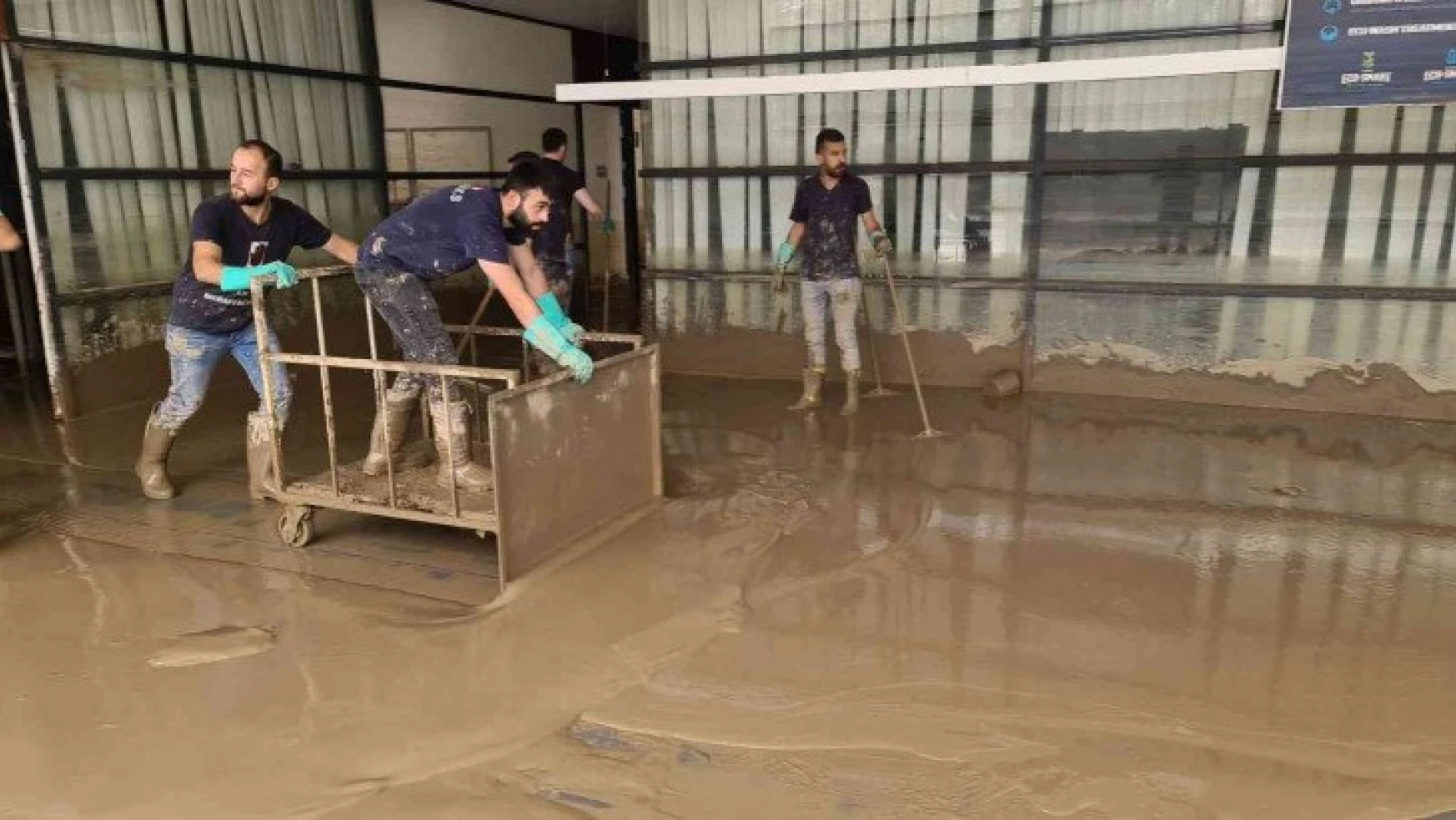 Bartın'da tekstil fabrikası sular altında kaldı