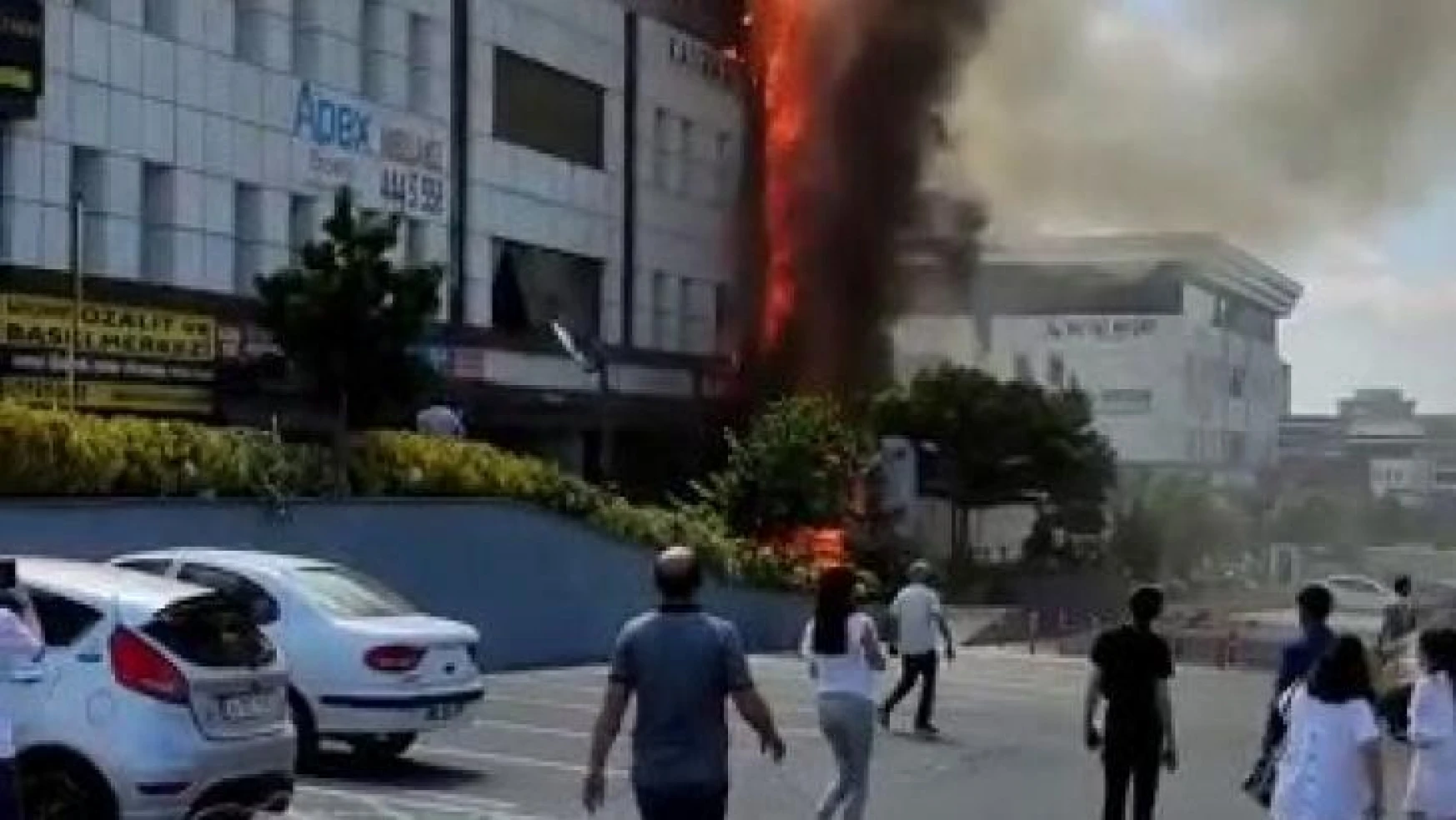 Başakşehir'de dış cephe çalışması yapılan binada yangın çıktı