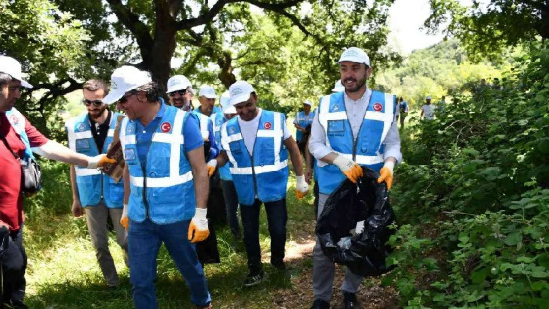 Başkan Tanır, gönüllülerle birlikte çöp topladı