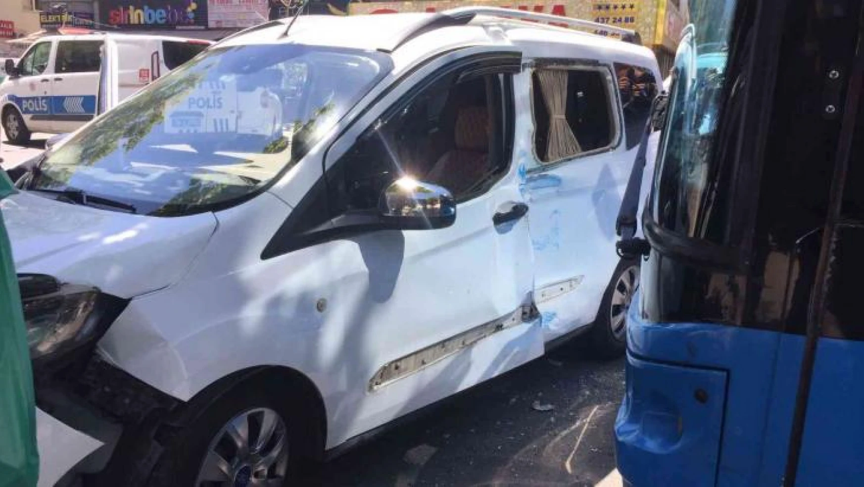 Başkentte halk otobüsü ile ticari araç çarpıştı: 2 yaralı
