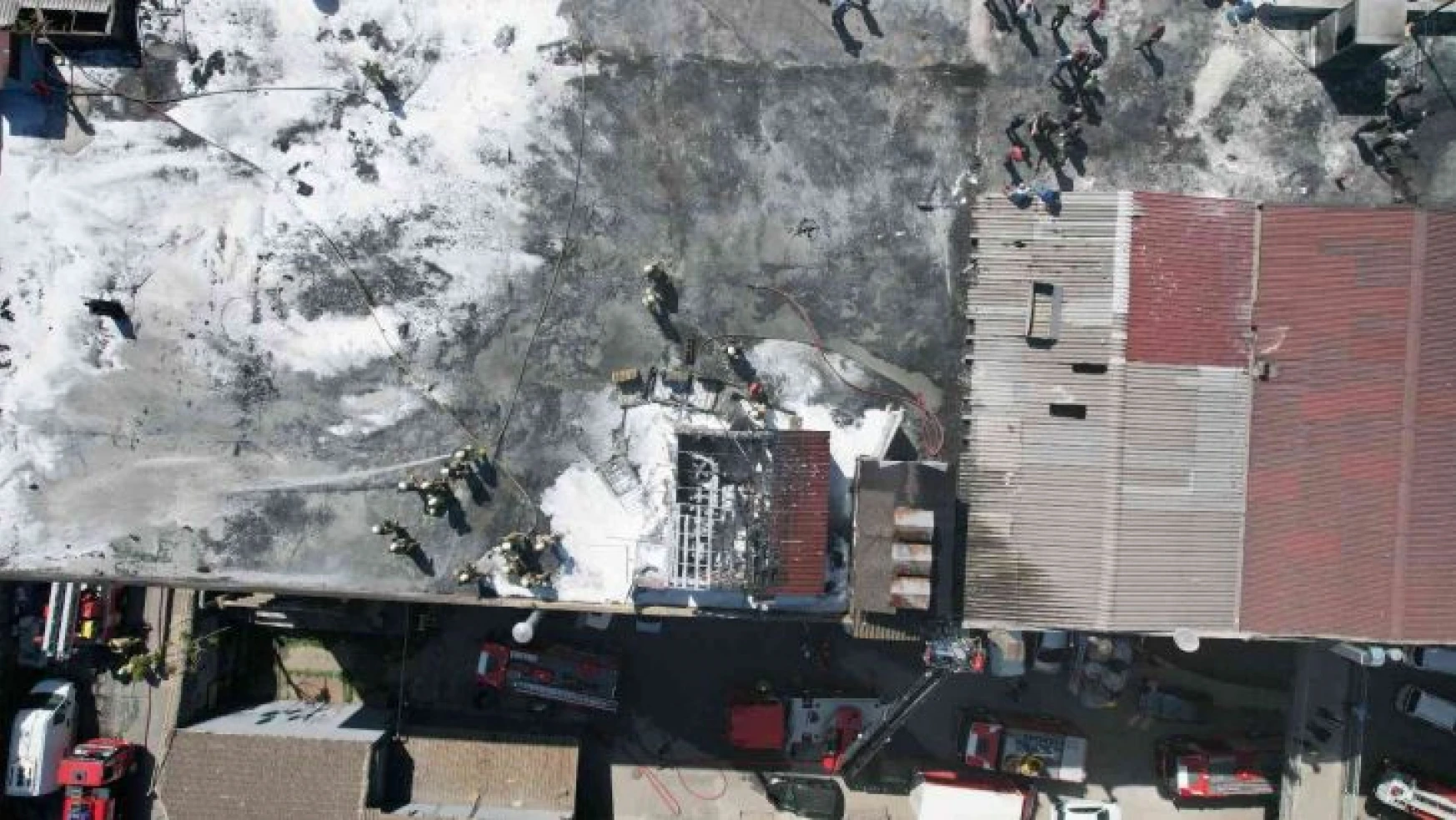 Bayrampaşa'da sanayi sitesinin çatısında bulunan depo alev alev yandı