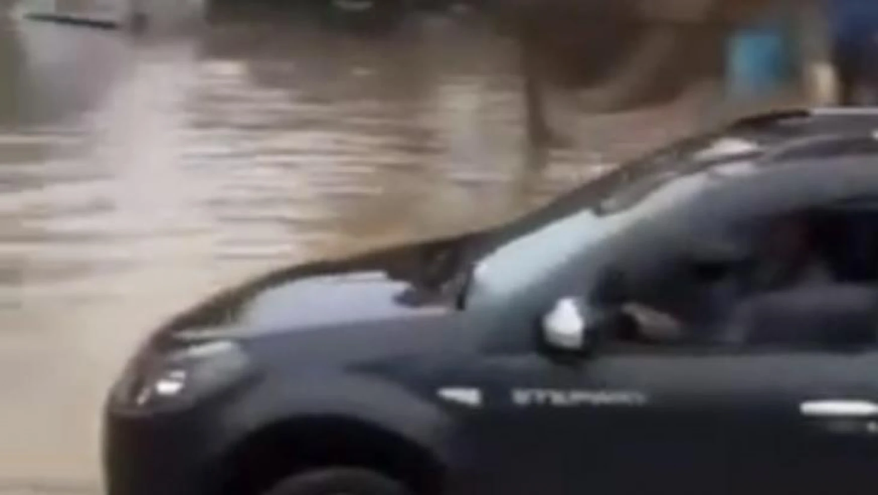 Beykoz'da göle dönen yolda araçlar mahsur kaldı