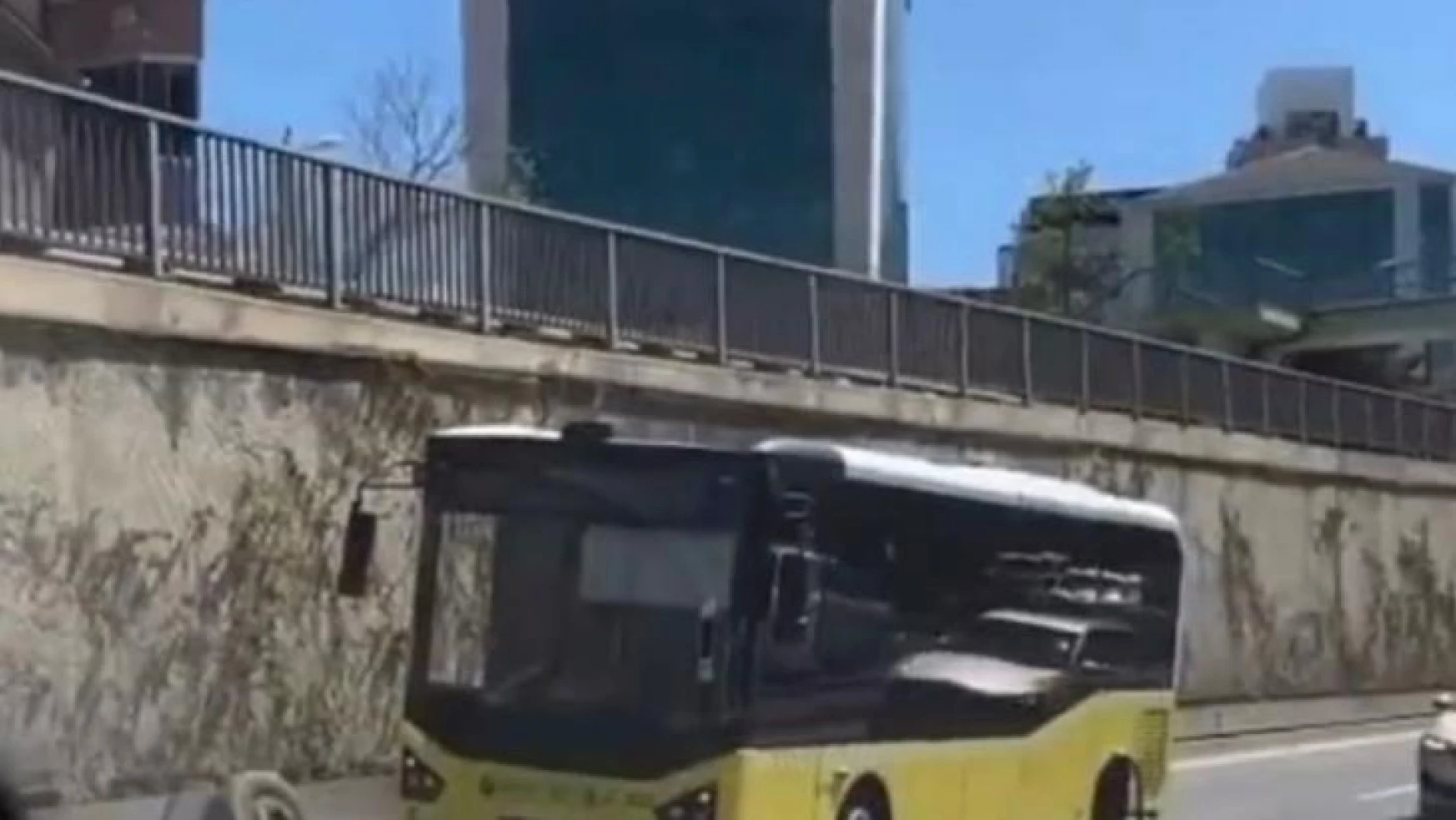 Beykoz'da kaza yapan İETT otobüsünün lastiği yola savruldu