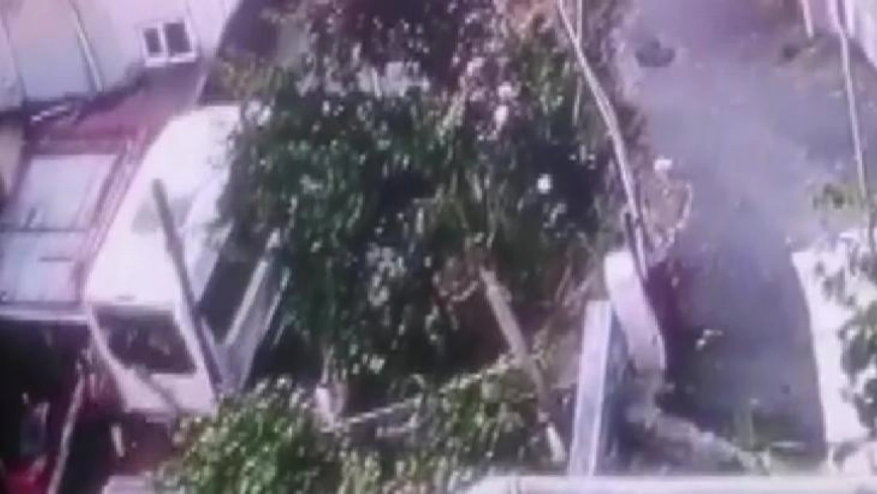 Beykoz'da minibüs yokuş aşağı kaydı, çocuklar saniyelerle kurtuldu