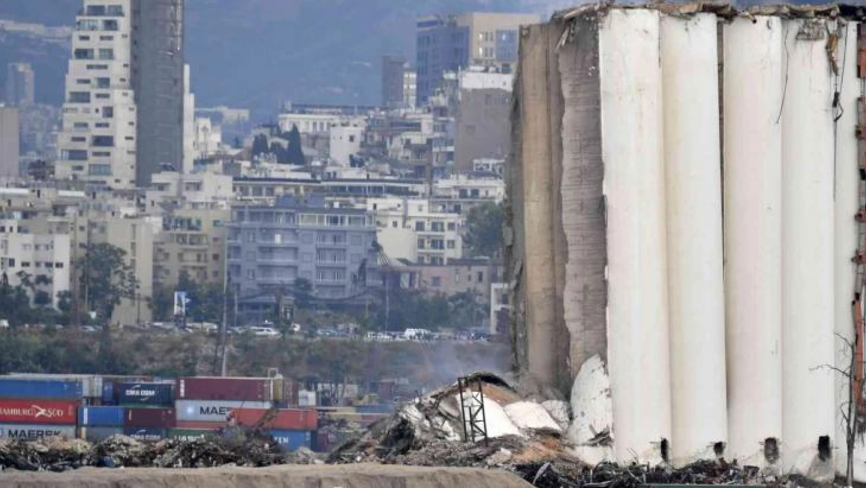 Beyrut Limanı'ndaki patlamanın 2'nci yıl dönümünde ağır hasar gören tahıl silosunda kısmi çökme