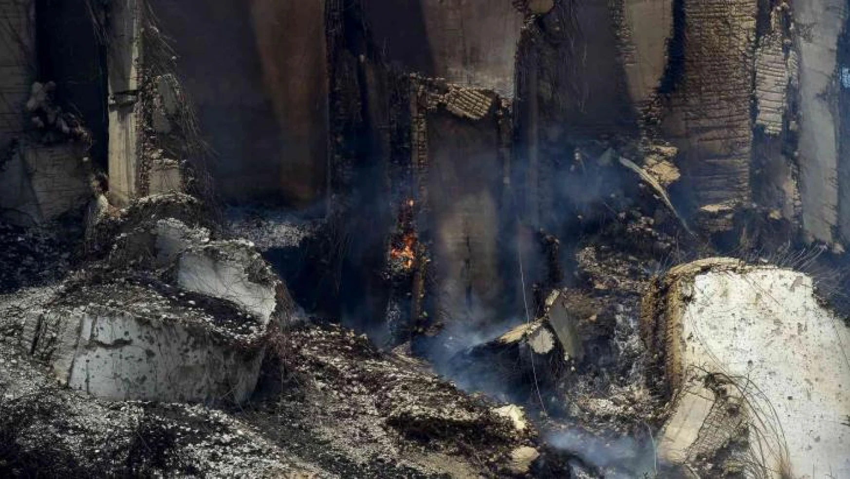 Beyrut Limanı'nın enkazında yangın çıktı