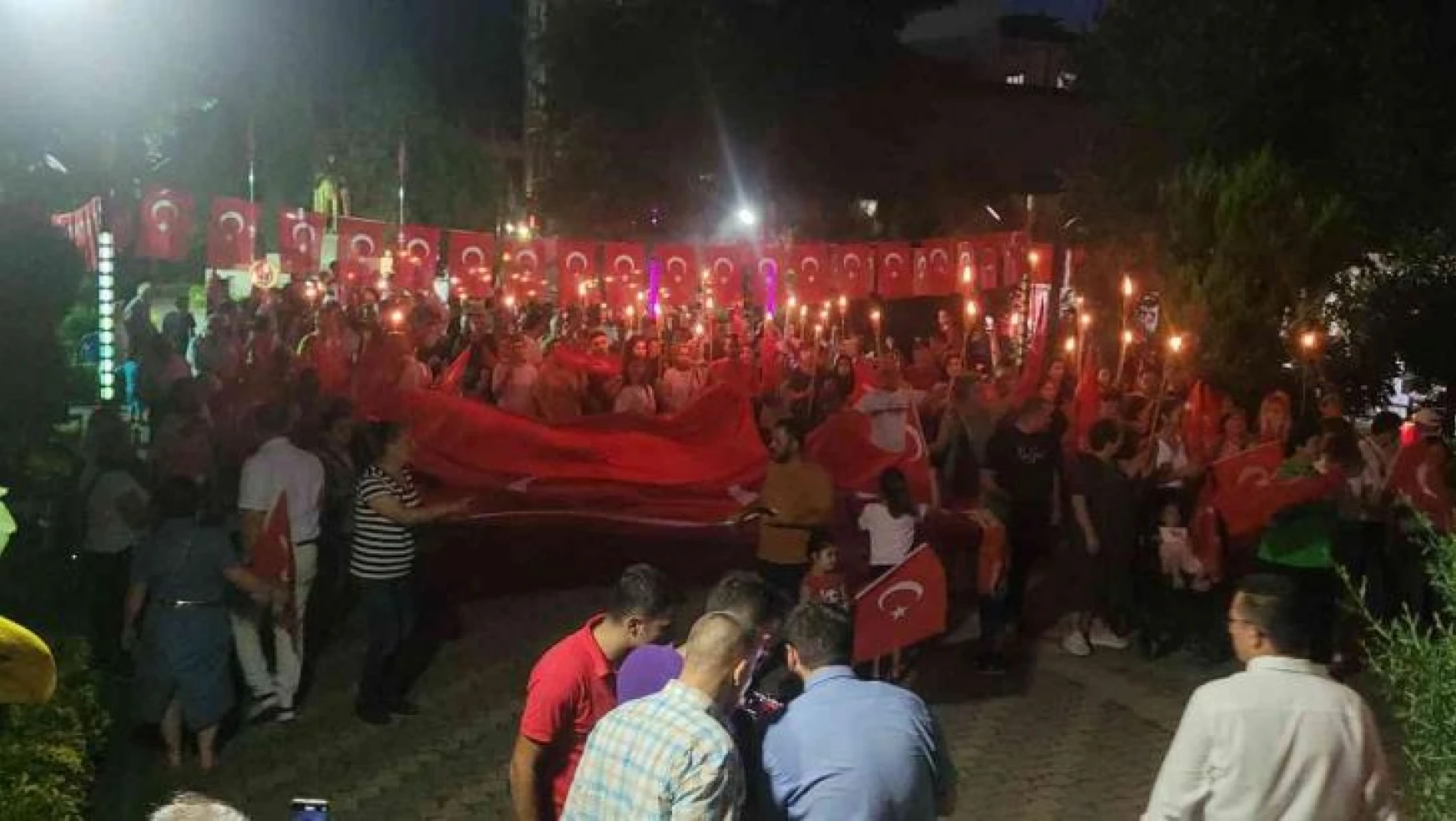 Binlerce kişi ellerindeki Türk bayraklarıyla yürüdü