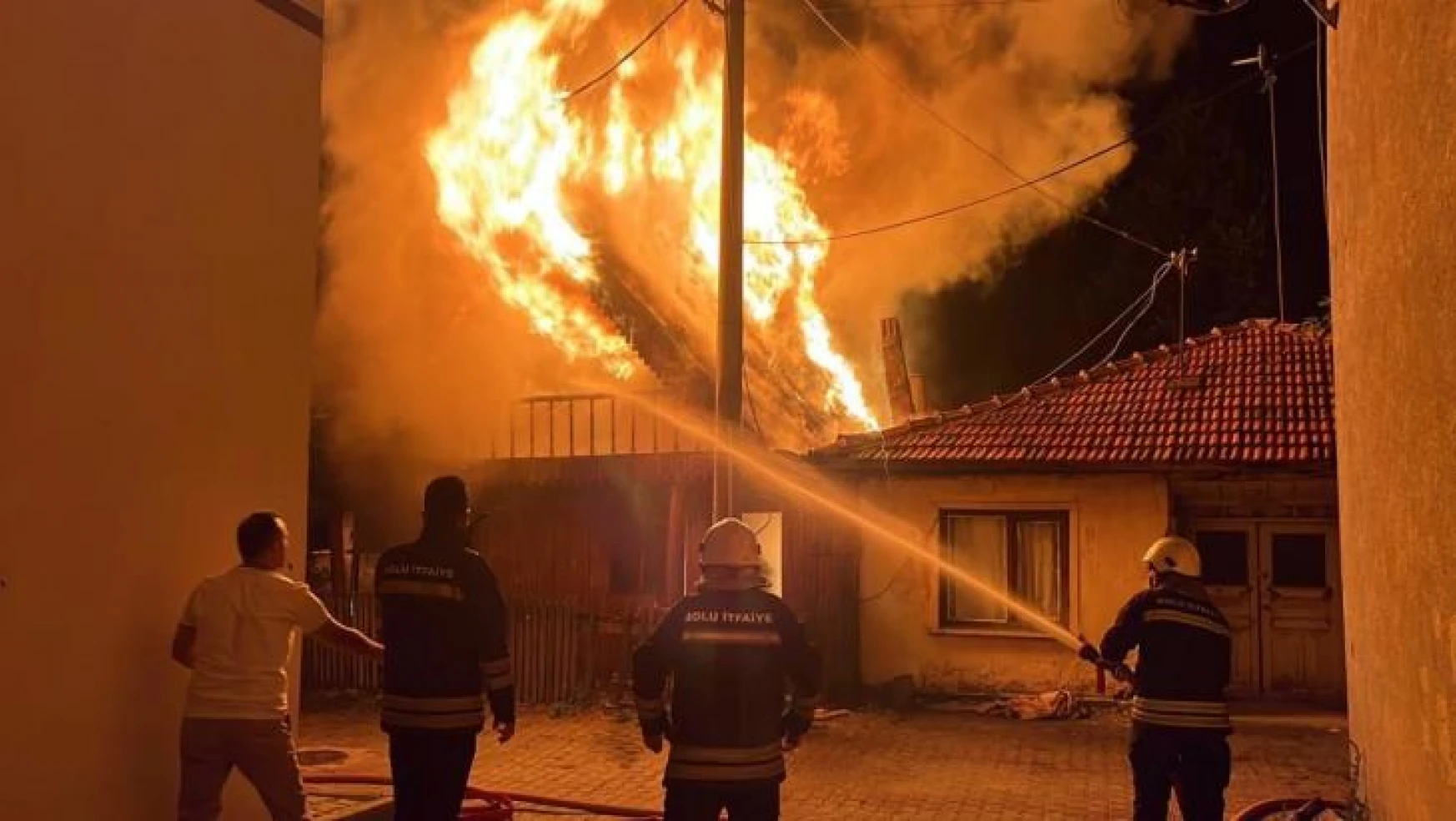 Bolu'da, 2 katlı ahşap ev alev alev yandı