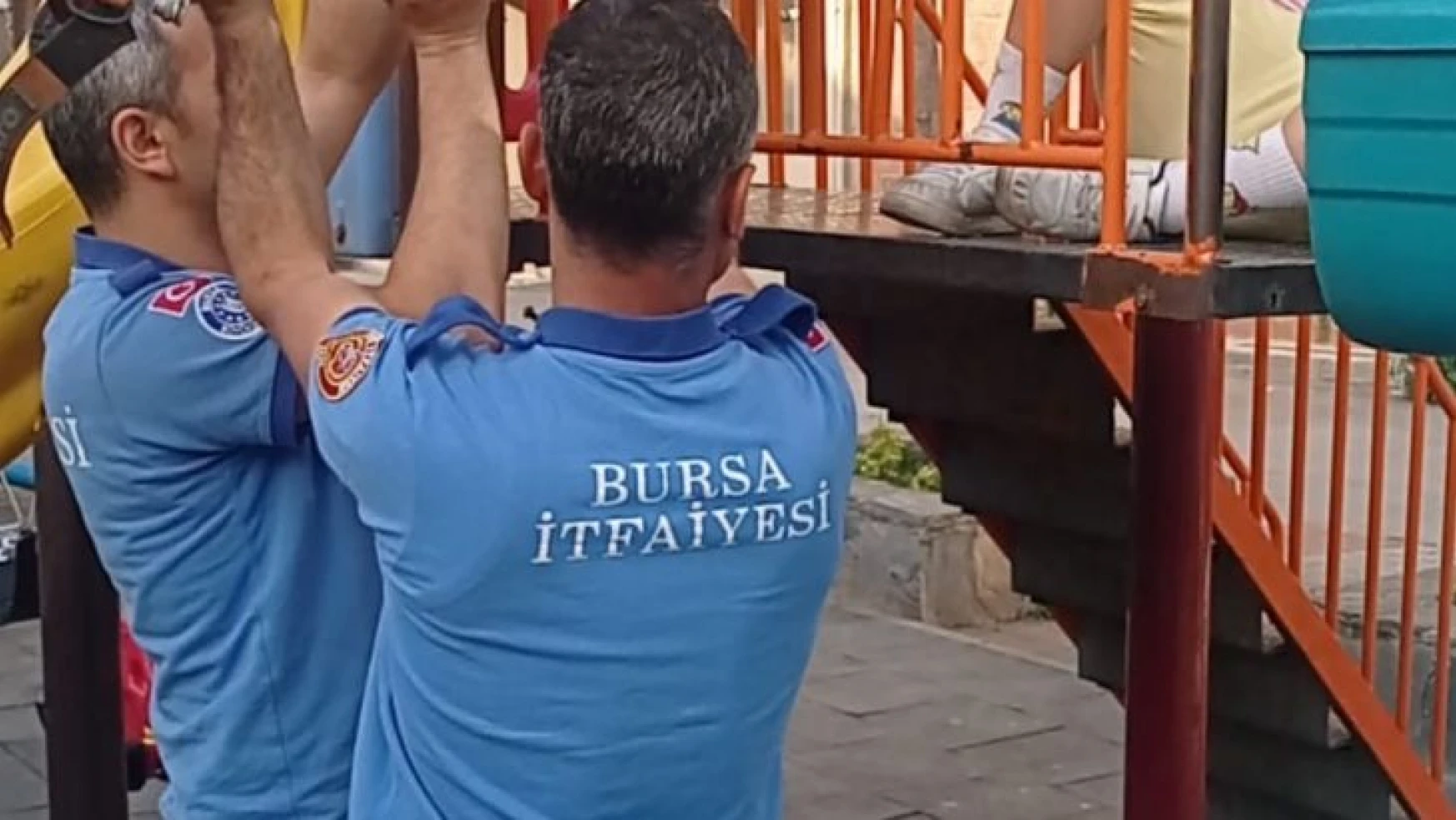 Bursa'da kaydırak demirlerine sıkışan çocuğu itfaiye böyle kurtardı