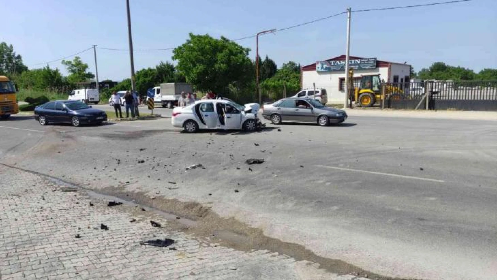 Bursa'da kaza yapan muhtar, kaza anını gösteren araç kamera kaydını hesabında paylaştı