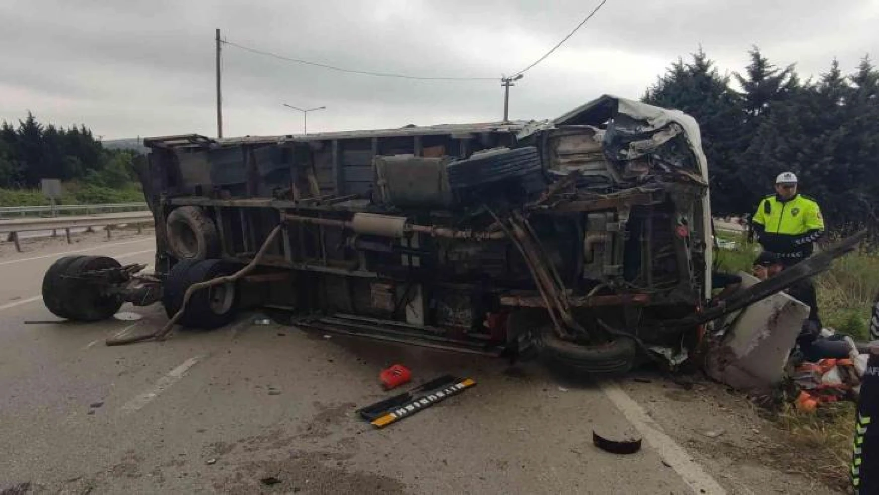 Bursa'da kontrolden çıkan kamyon yan yattı: 1 yaralı