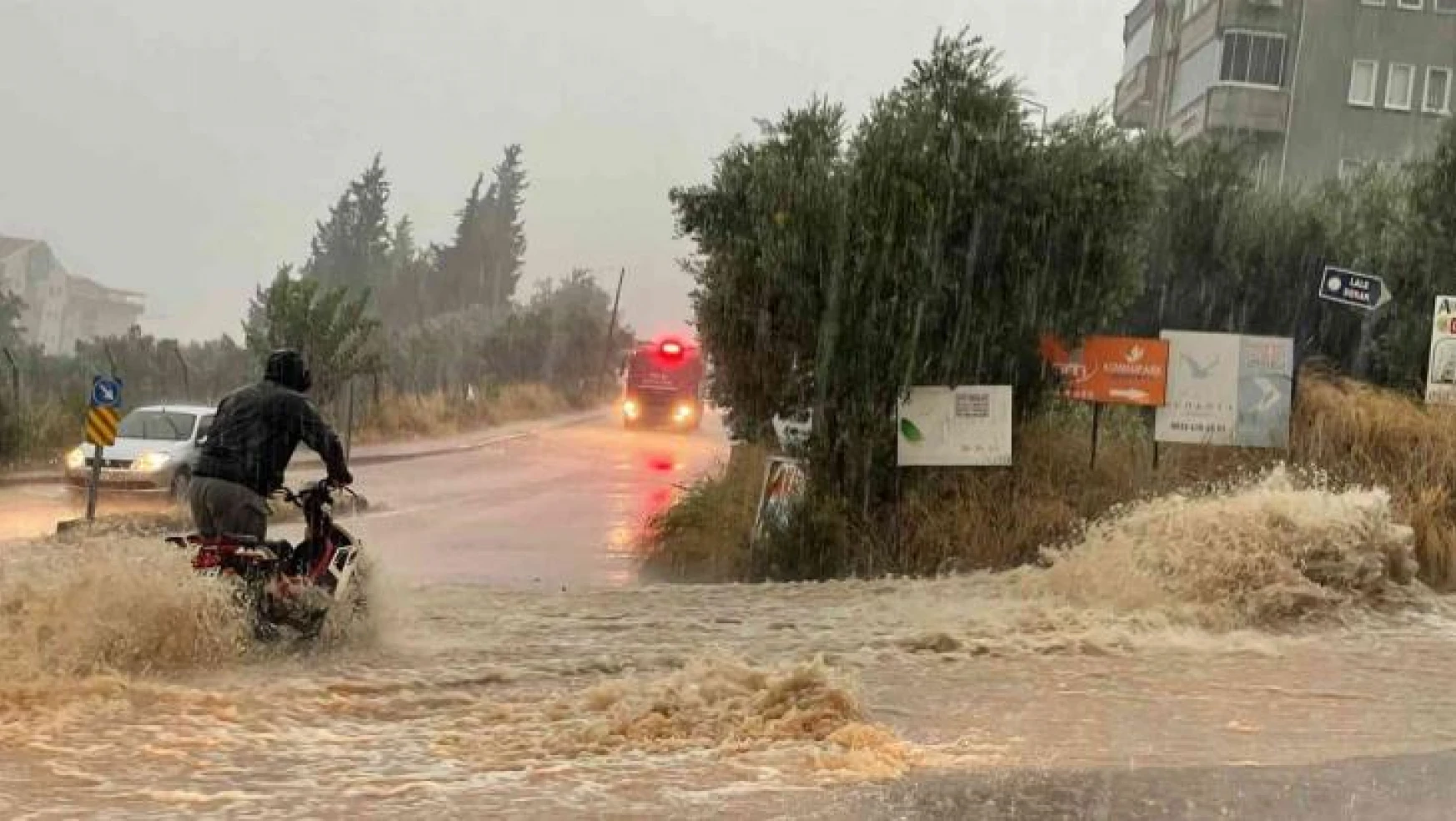Bursa'da sağanak yağış sele dönüştü, hayat felç oldu