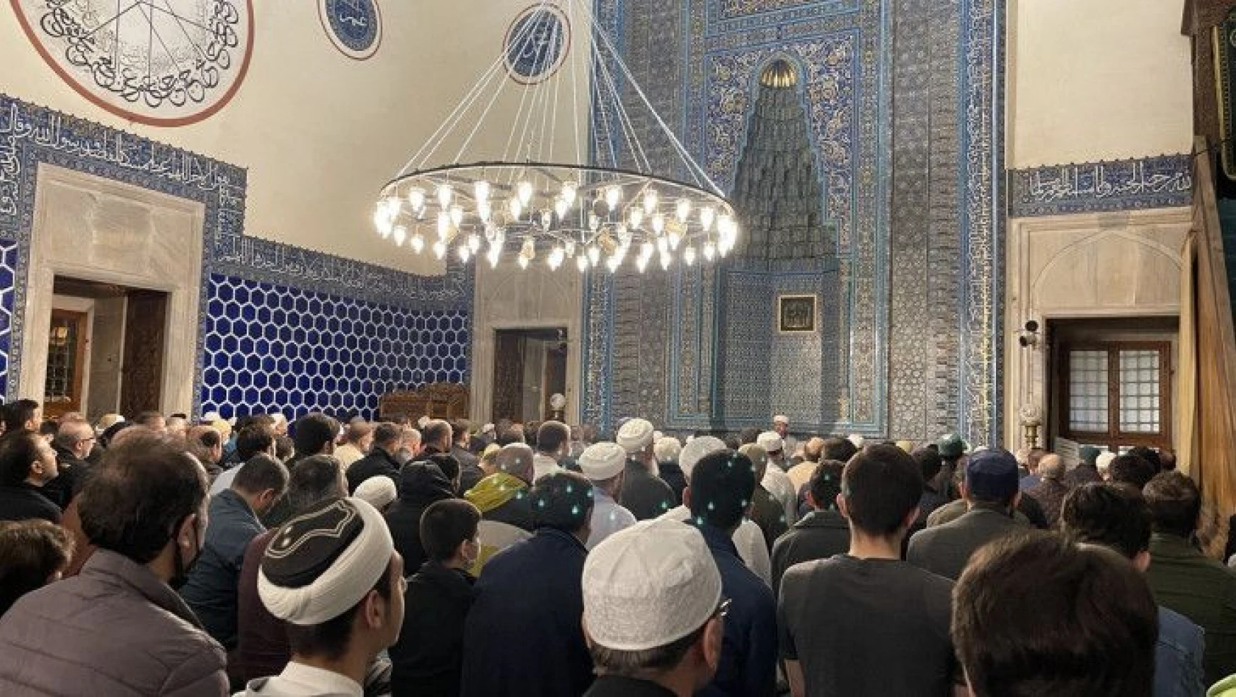 Bursa'da selatin camileri son teravih namazında doldu taştı