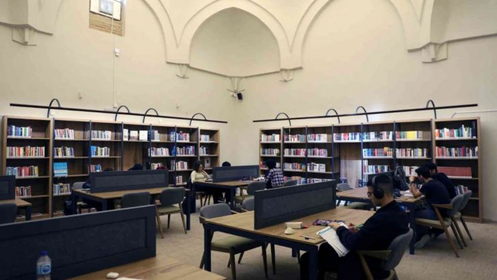 Bursa'da tarihi hamam kütüphane oldu