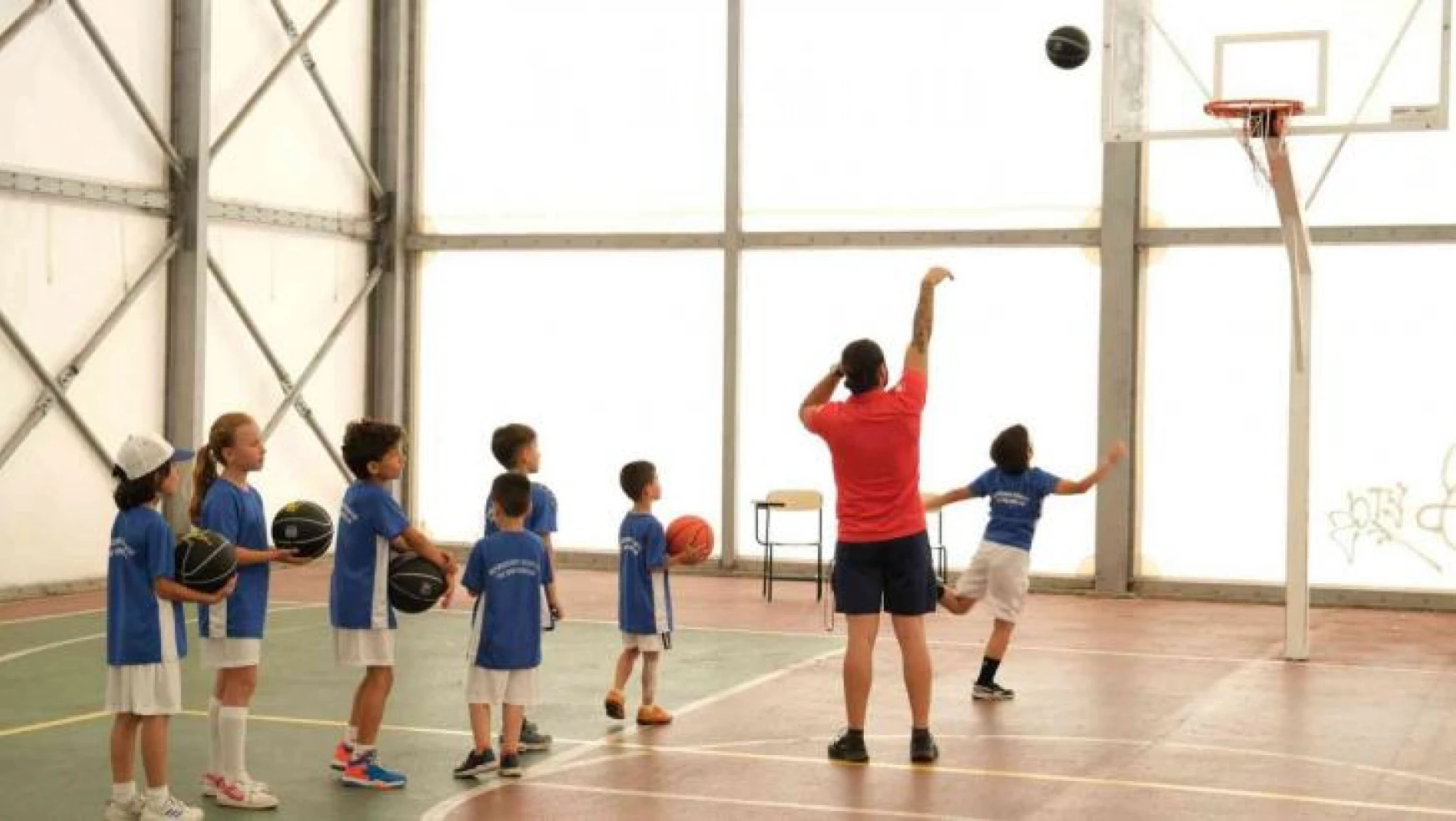 Büyükçekmece'de yaz spor okullarında eğitimler hızla devam ediyor