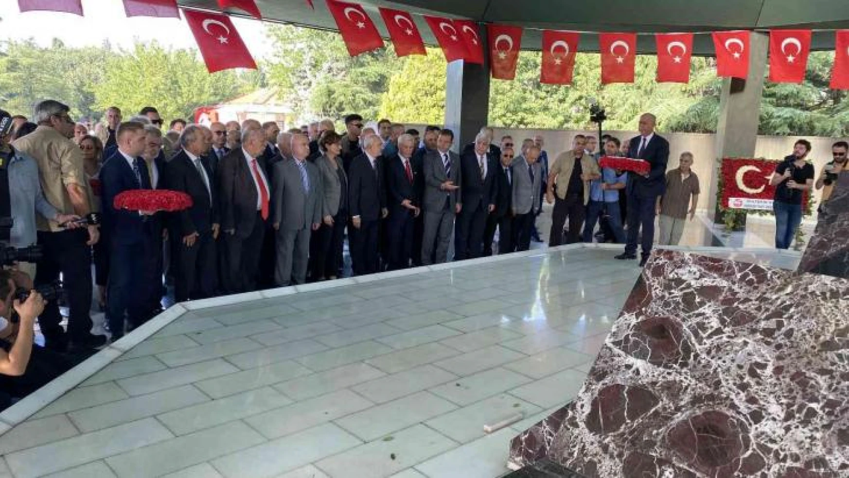CHP Genel Başkanı Kılıçdaoğlu, Menderes'in anıt mezarını ziyaret etti