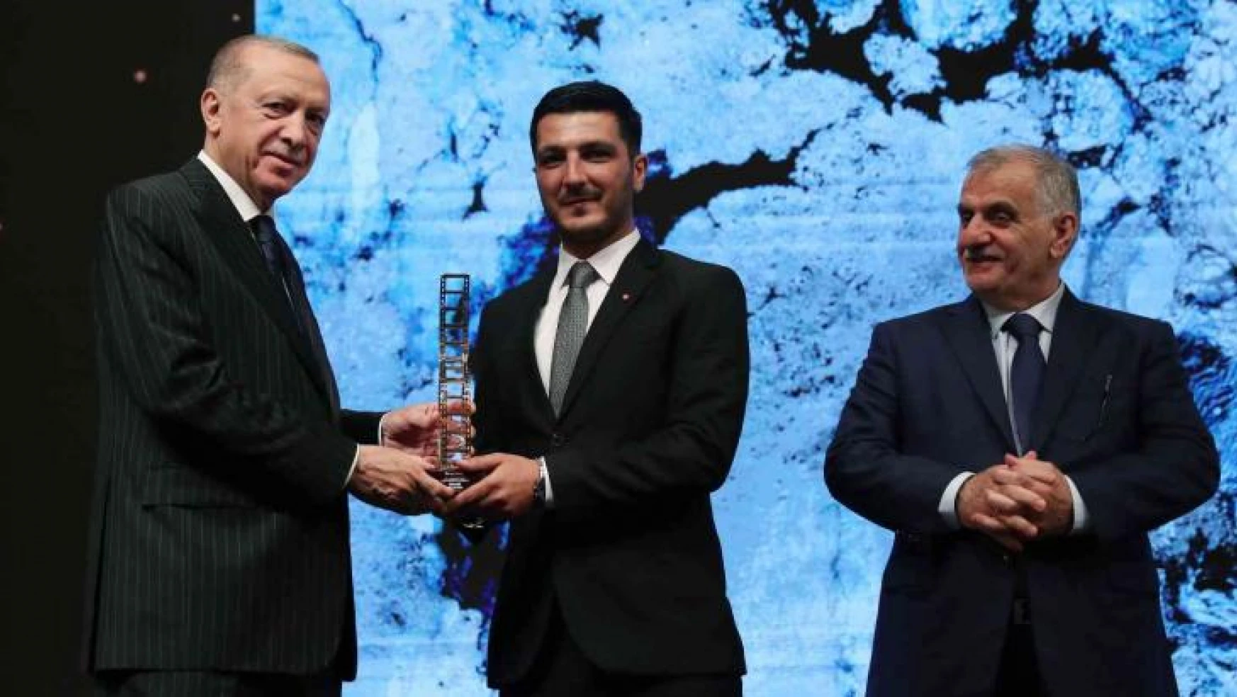 Cumhurbaşkanı Erdoğan'dan İHA foto muhabiri İsmail Coşkun'a birincilik ödülü