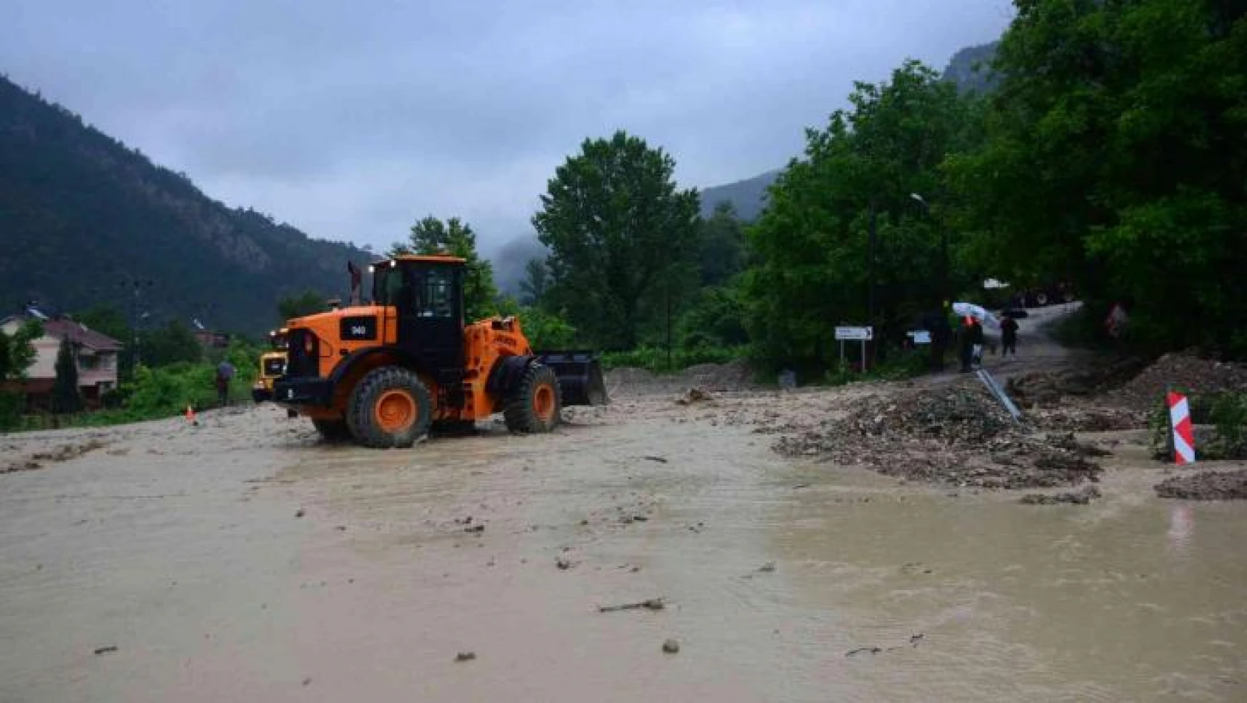 Dağlardan gelen yağmur suyu trafiği durdurdu, araçlar kontak kapattı