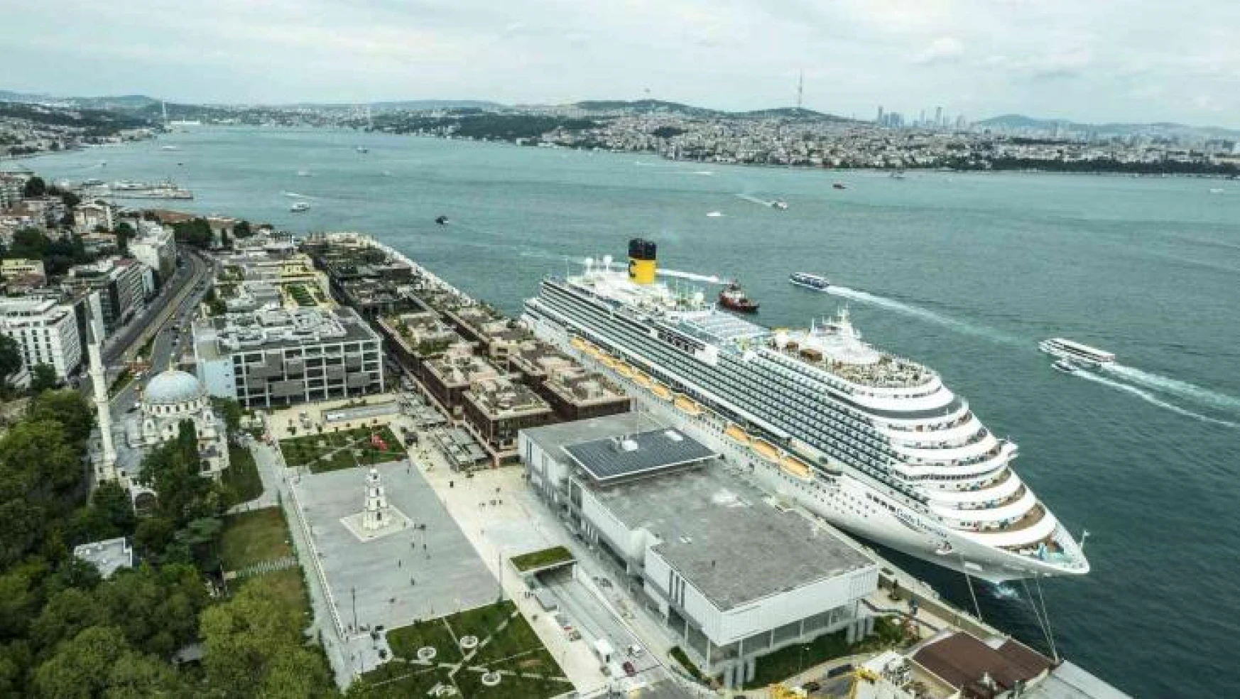 Dev kruvaziyer 'Costa Venezia' ayda 40 bin turisti İstanbul'a getiriyor