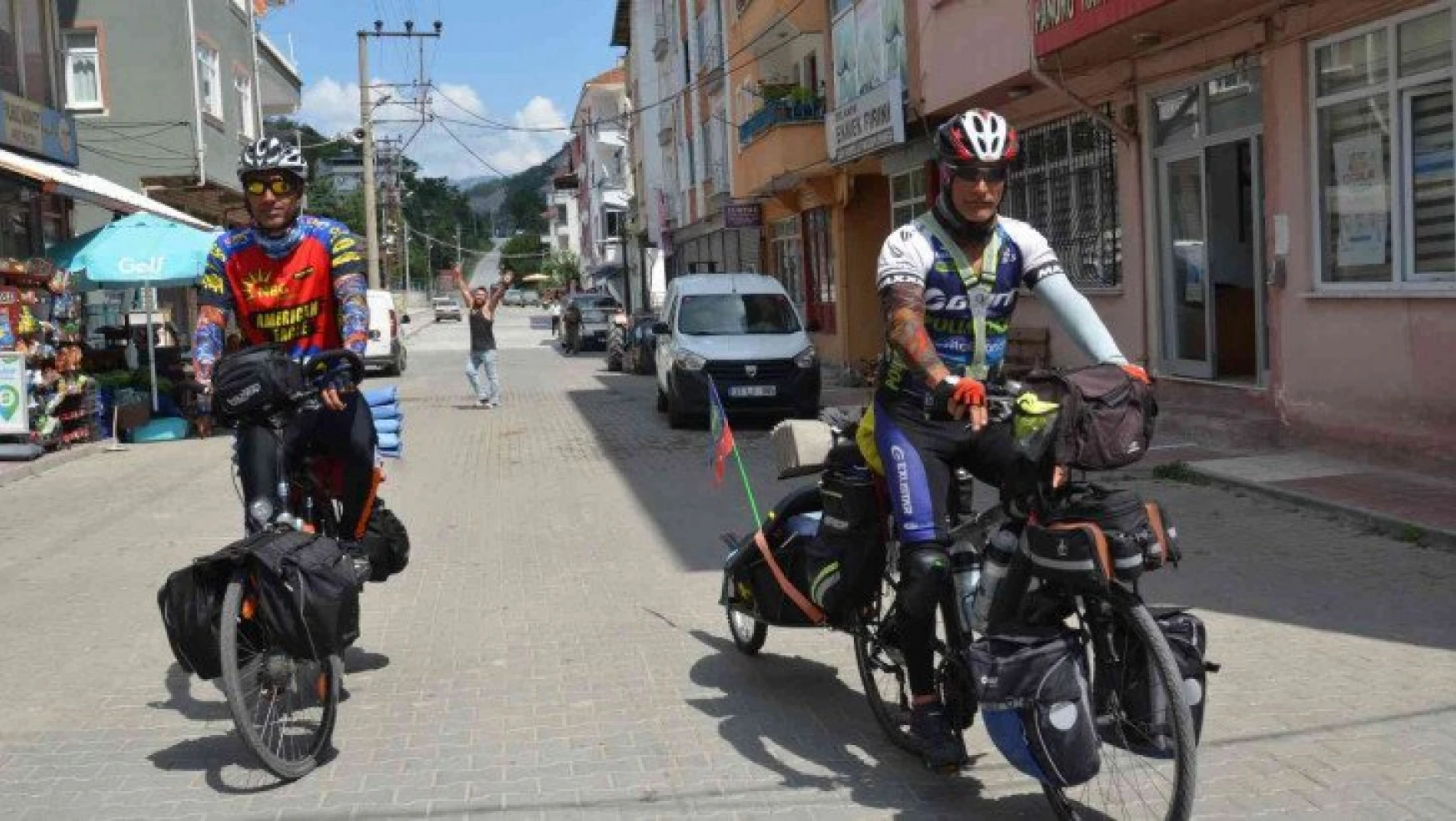 Dünya barışına dikkat çekmek için bisikletle pedal çeviriyorlar