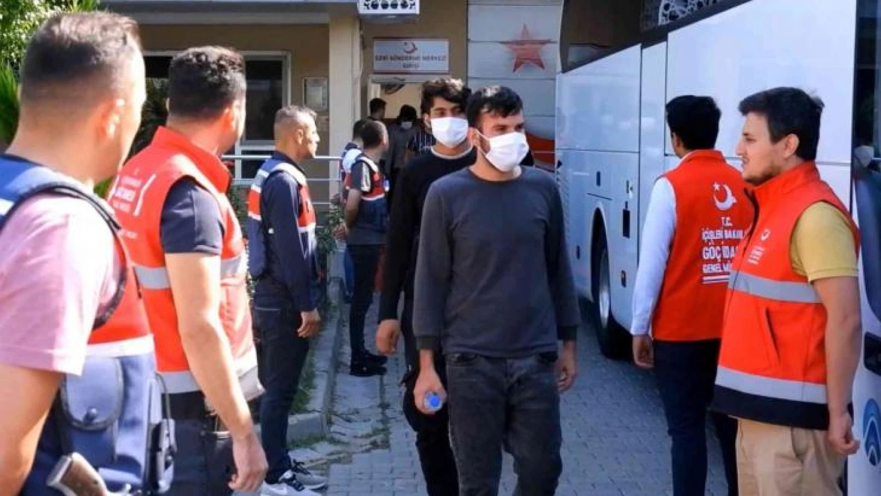 Edirne'de 110 yabancı uyruklu göçmen sınır dışı edilmek üzere İstanbul'a gönderildi