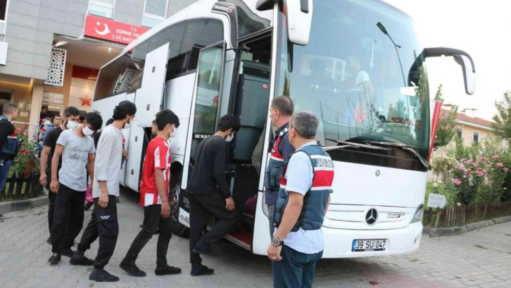 Edirne'de 227 Afgan göçmen sınır dışı edilmek üzere İstanbul'a gönderildi
