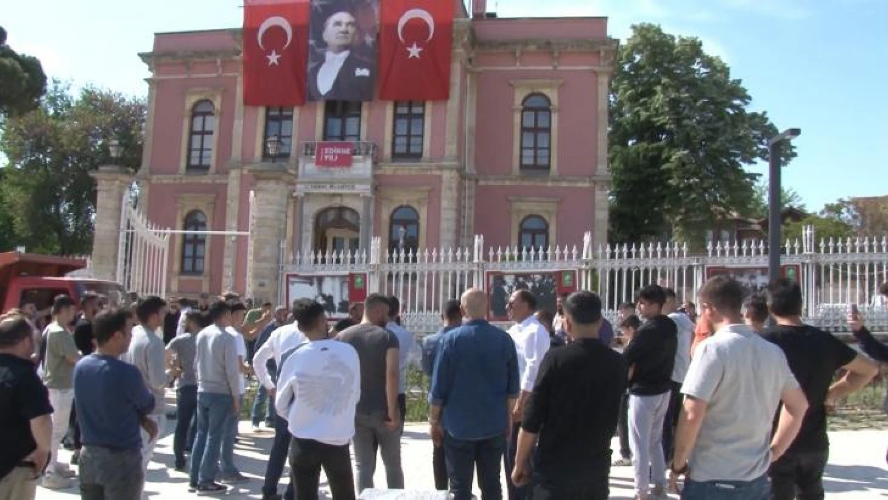 Edirne'de yerlerinden edilen esnaf belediye başkanını istifaya çağırdı