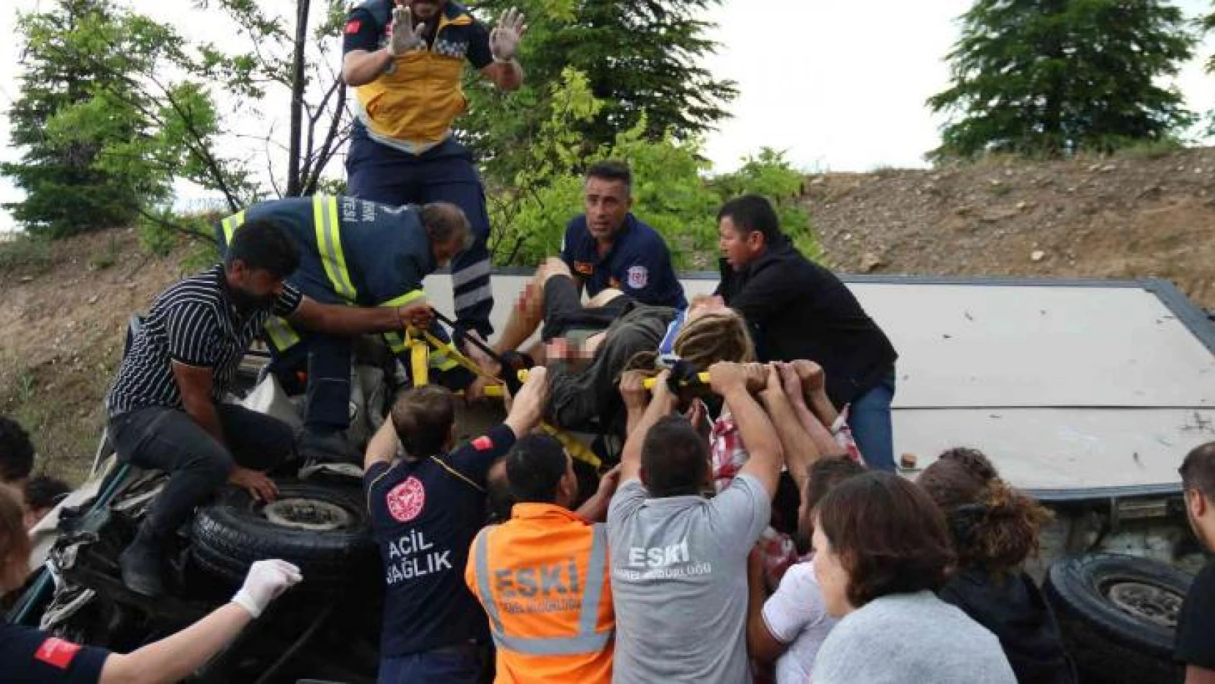 Eskişehir'de karavanla otomobil çarpıştı: 2'si Fransız 5 yaralı
