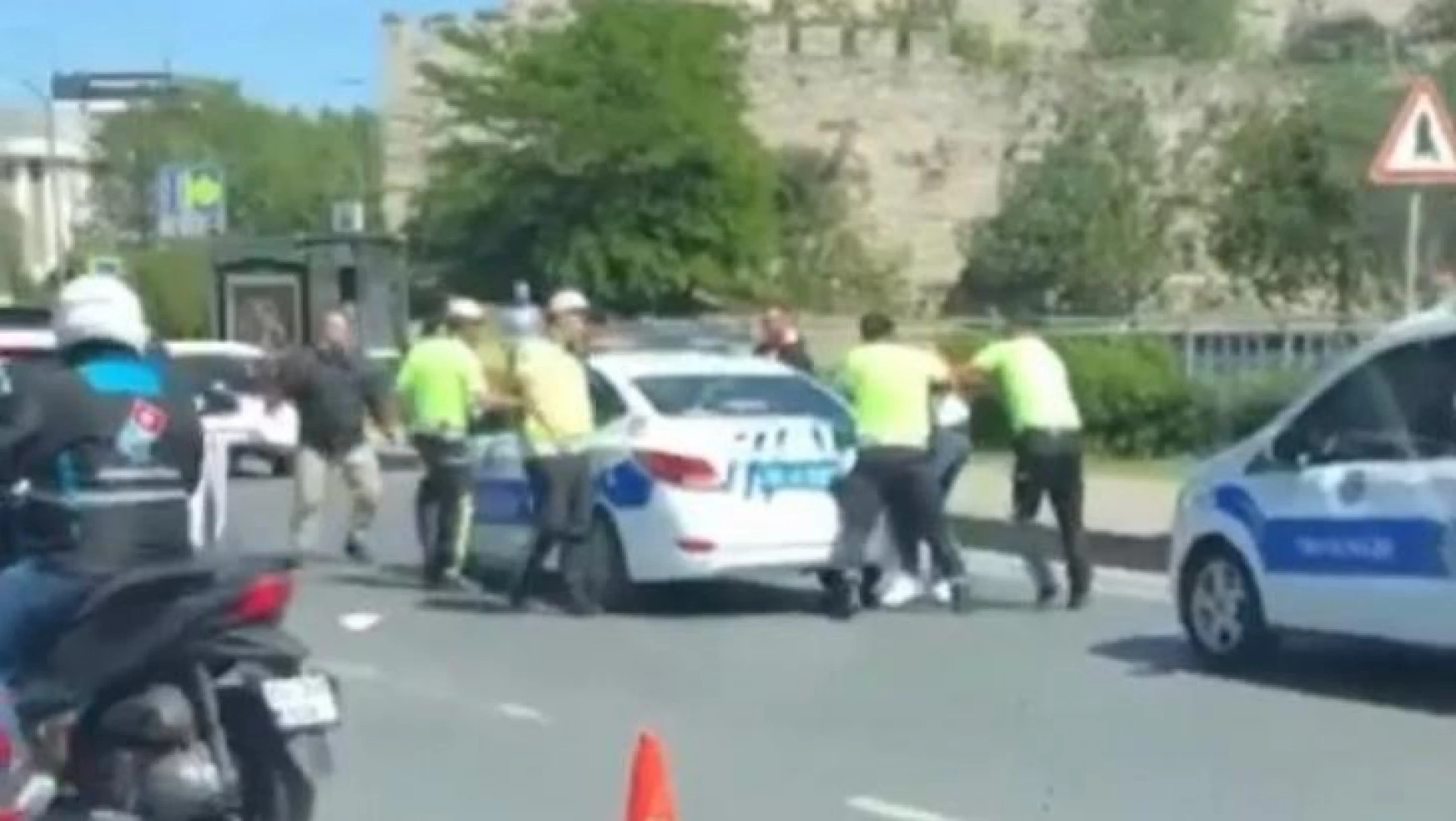 Fatih'te kavga eden sürücüleri trafik polisleri zor ayırdı