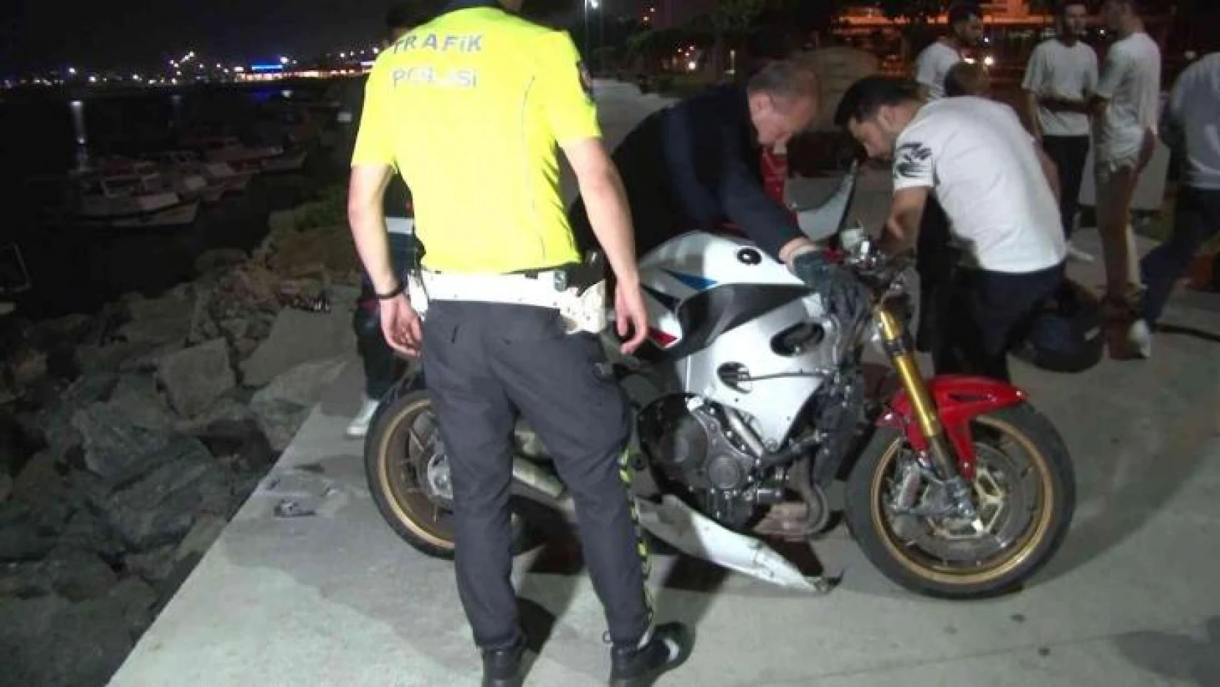 Fatih'te motosiklet kayalıklara uçtu: 1 yaralı