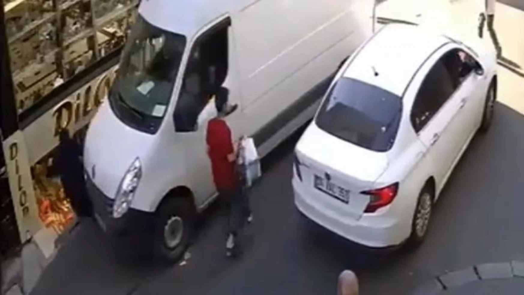 Fatih'te vitrine bakan kadın minibüsün altında kaldı: Feci kaza kamerada