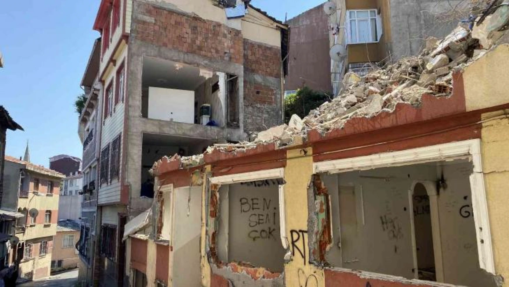 Fatih'te yıkılan binanın bitişiğindeki 3 daire duvarsız kaldı