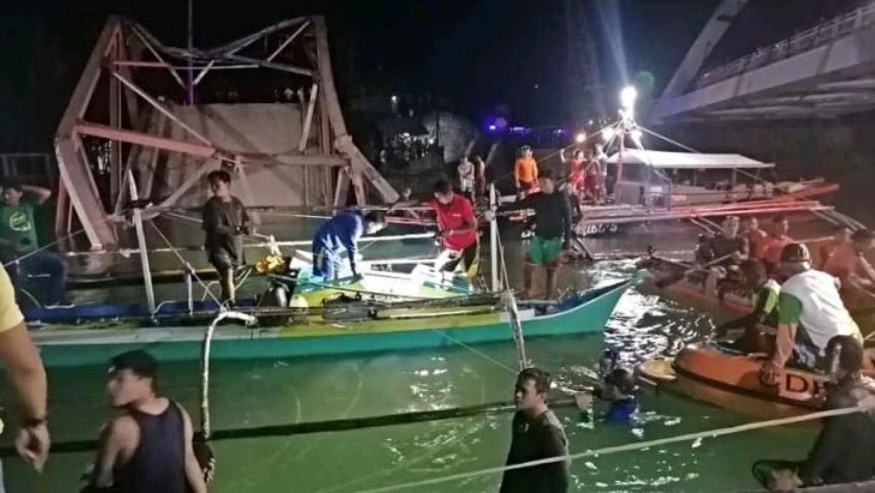 Filipinler'de nehrin üzerindeki köprü çöktü: 4 ölü
