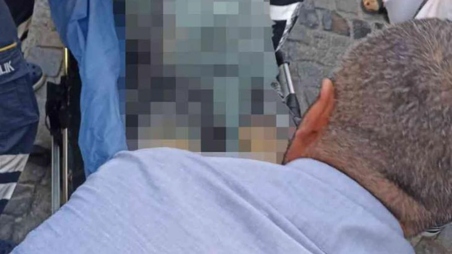 Galata'da dehşet anları kamerada: Oraklı genç tinerle kendini yaktı