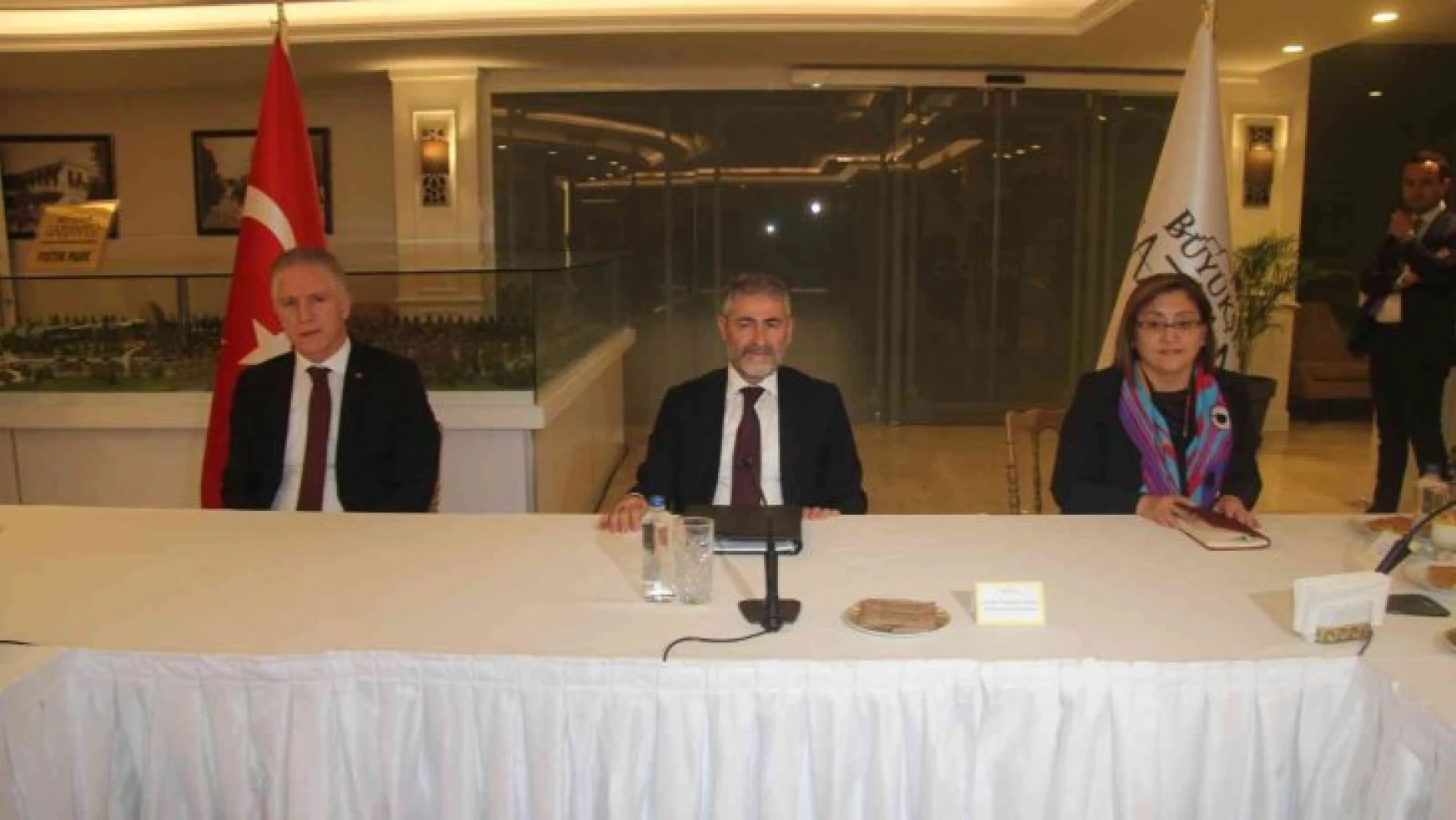 Hazine ve Maliye Bakanı Nebati'den Gaziantep Büyükşehir Belediyesini ziyaret